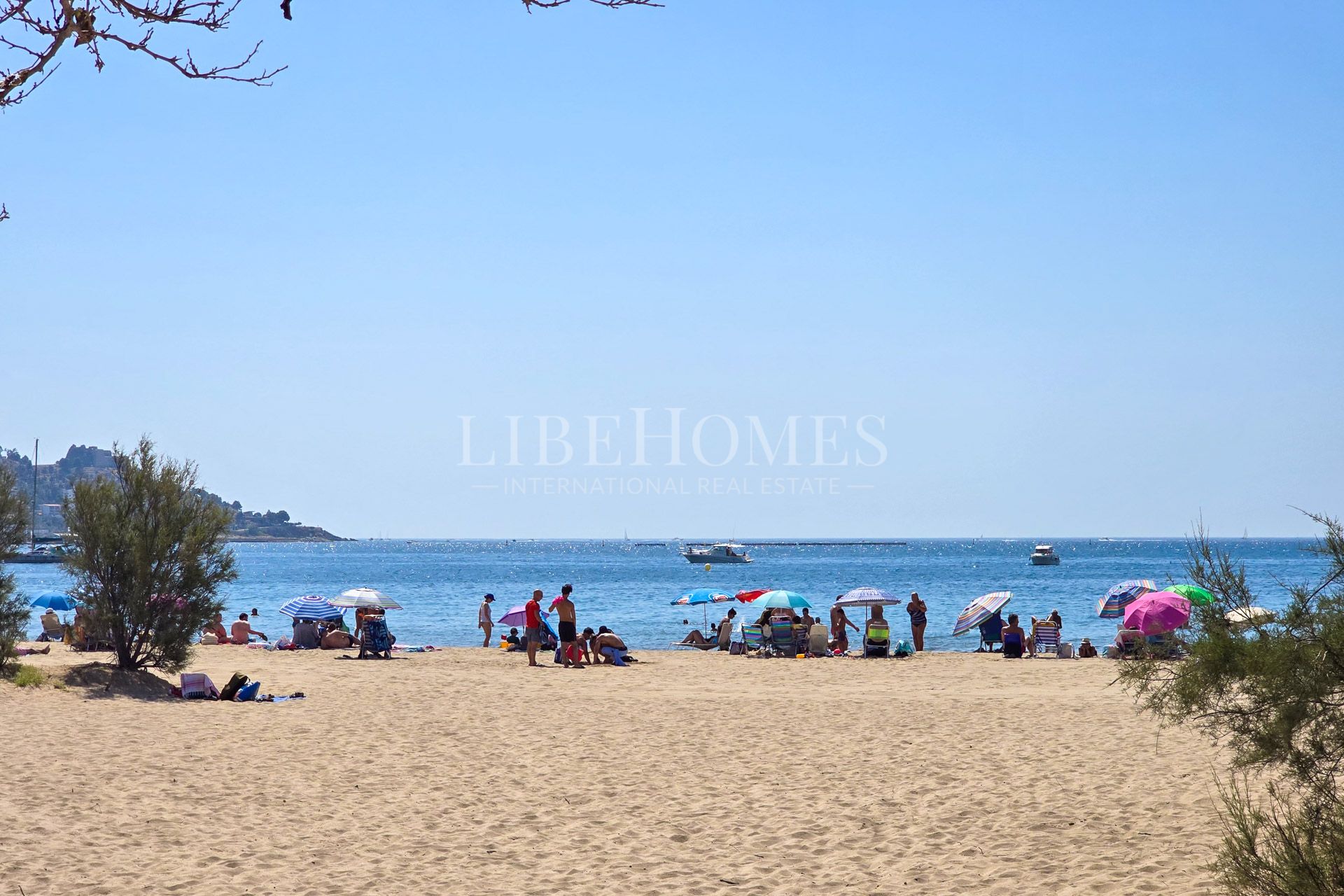 Apartment on the beachfront in Roses, with beautiful sea views