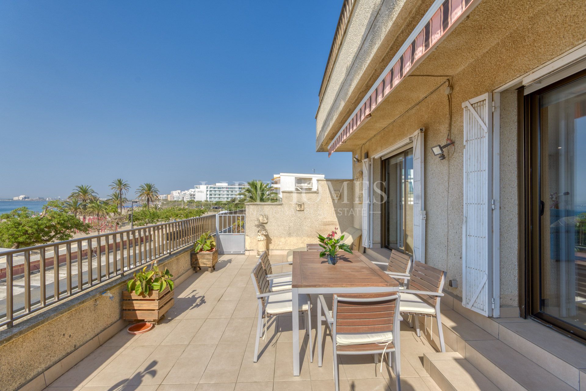Apartment on the beachfront in Roses, with beautiful sea views