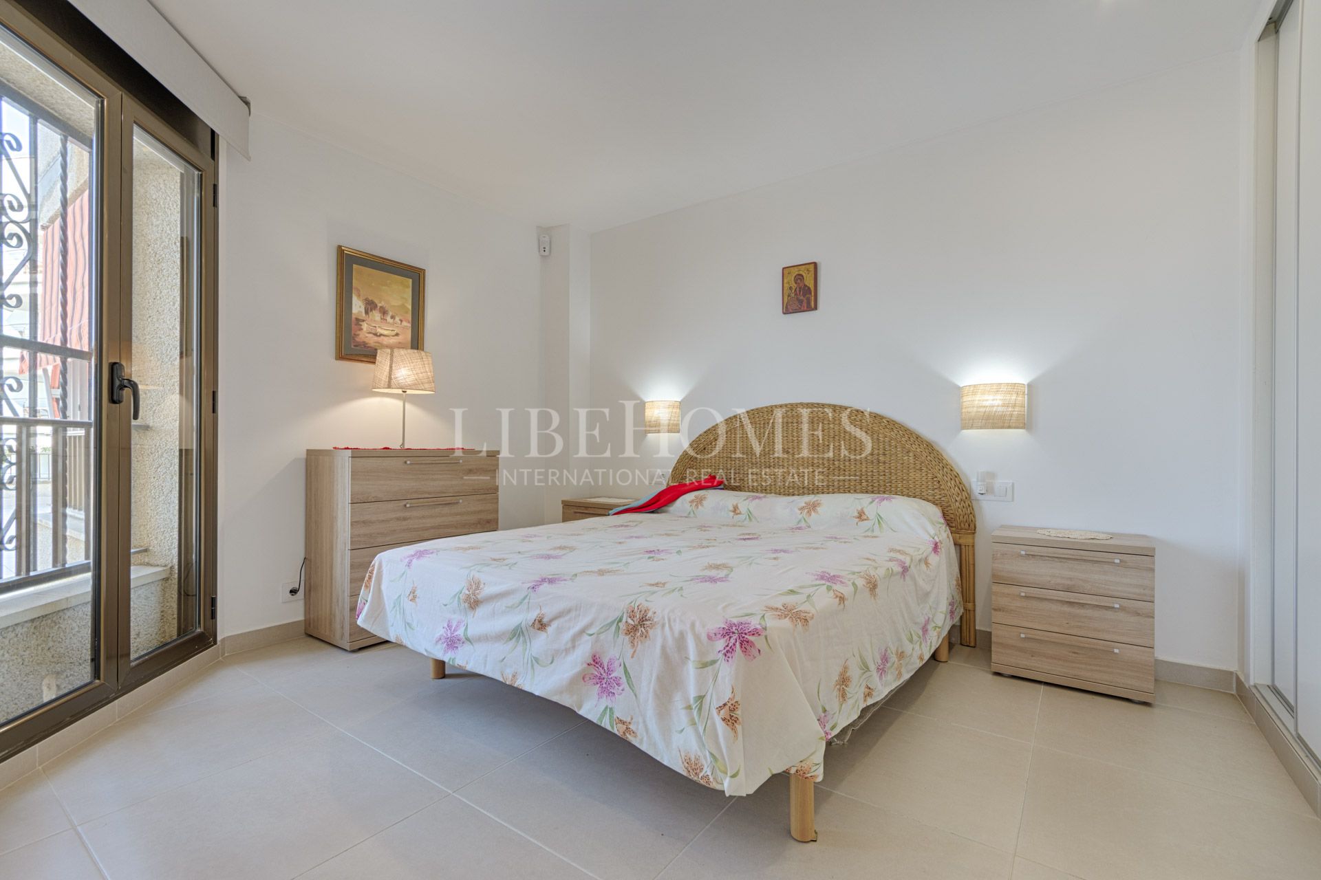 Apartment on the beachfront in Roses, with beautiful sea views