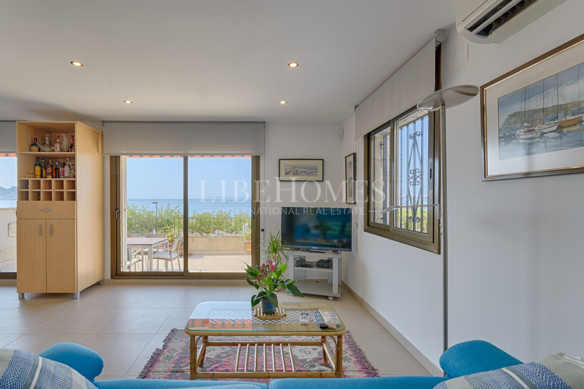 Apartment on the beachfront in Roses, with beautiful sea views