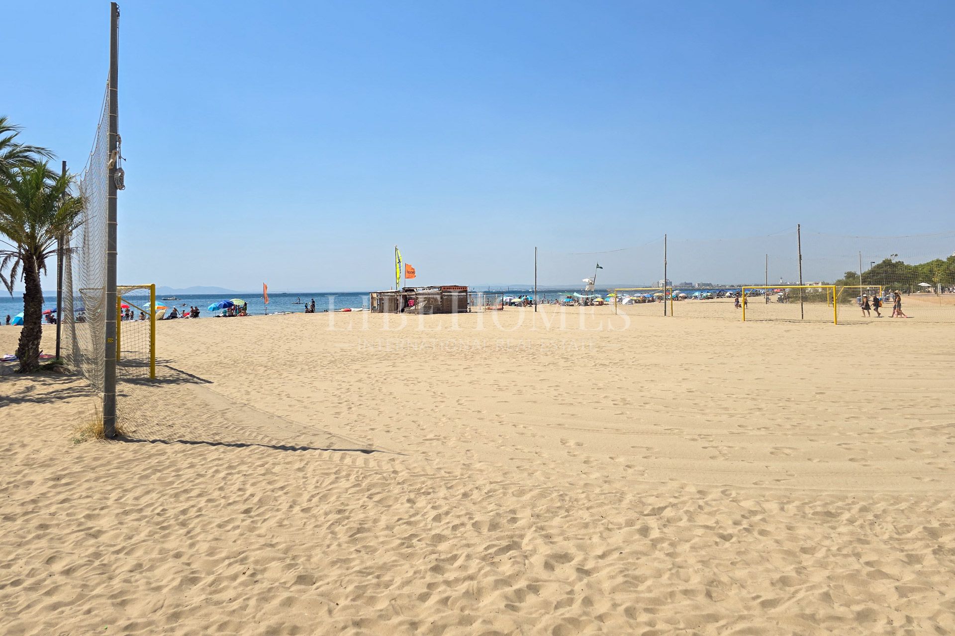 Apartment on the beachfront in Roses, with beautiful sea views