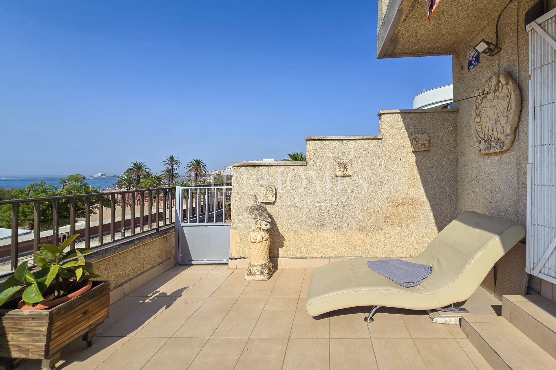 Apartment on the beachfront in Roses, with beautiful sea views