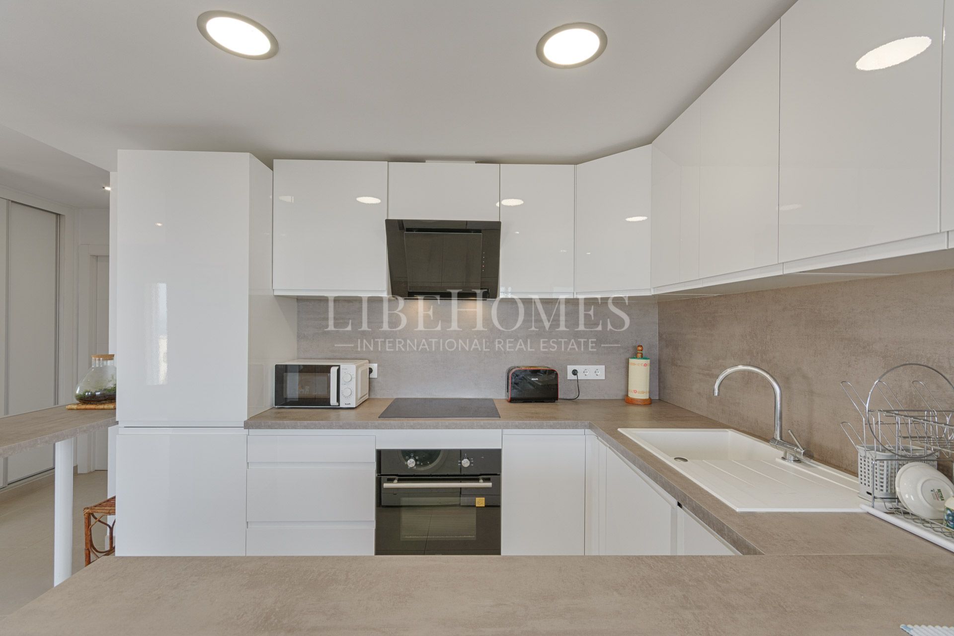 Apartment on the beachfront in Roses, with beautiful sea views