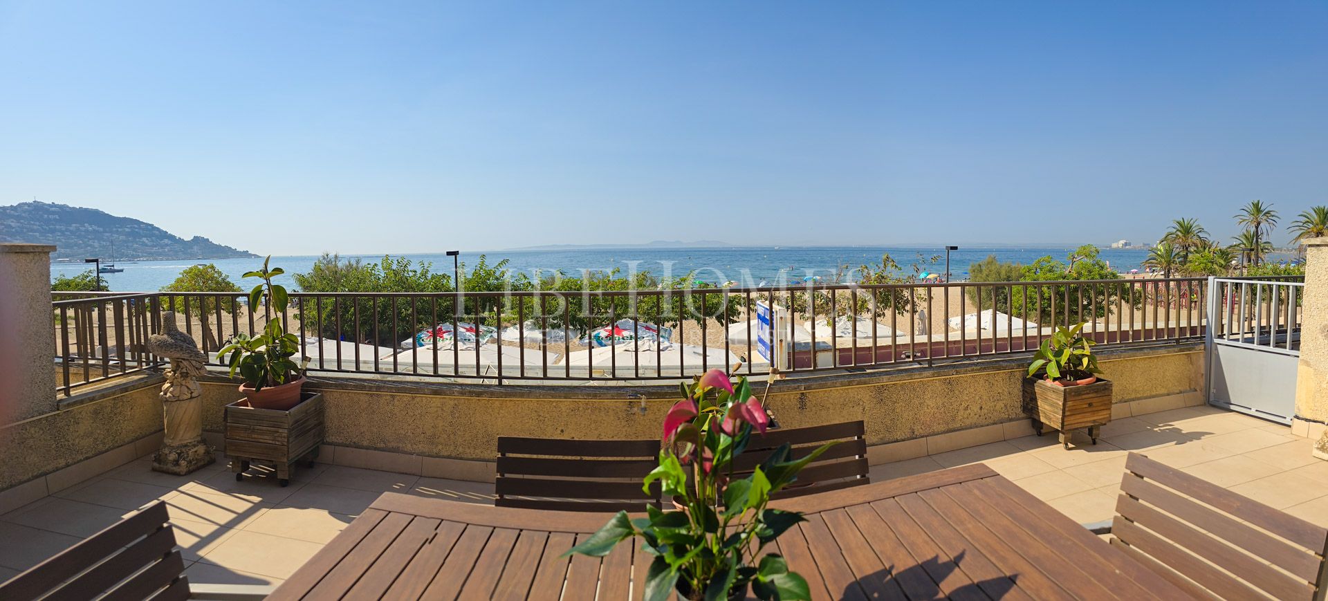 Apartment on the beachfront in Roses, with beautiful sea views