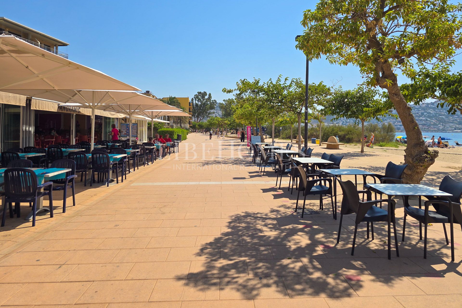 Apartment on the beachfront in Roses, with beautiful sea views