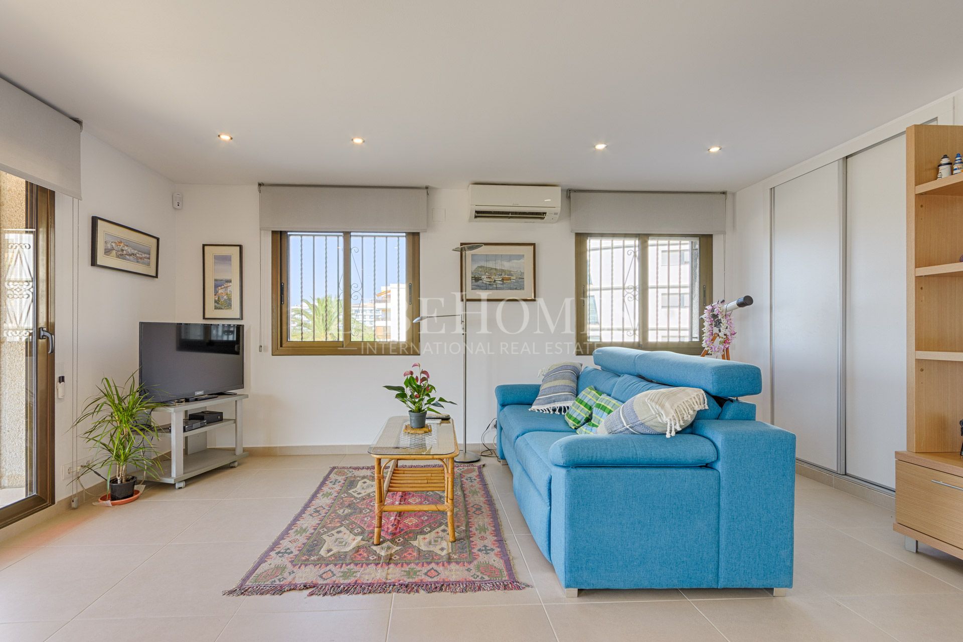 Apartment on the beachfront in Roses, with beautiful sea views