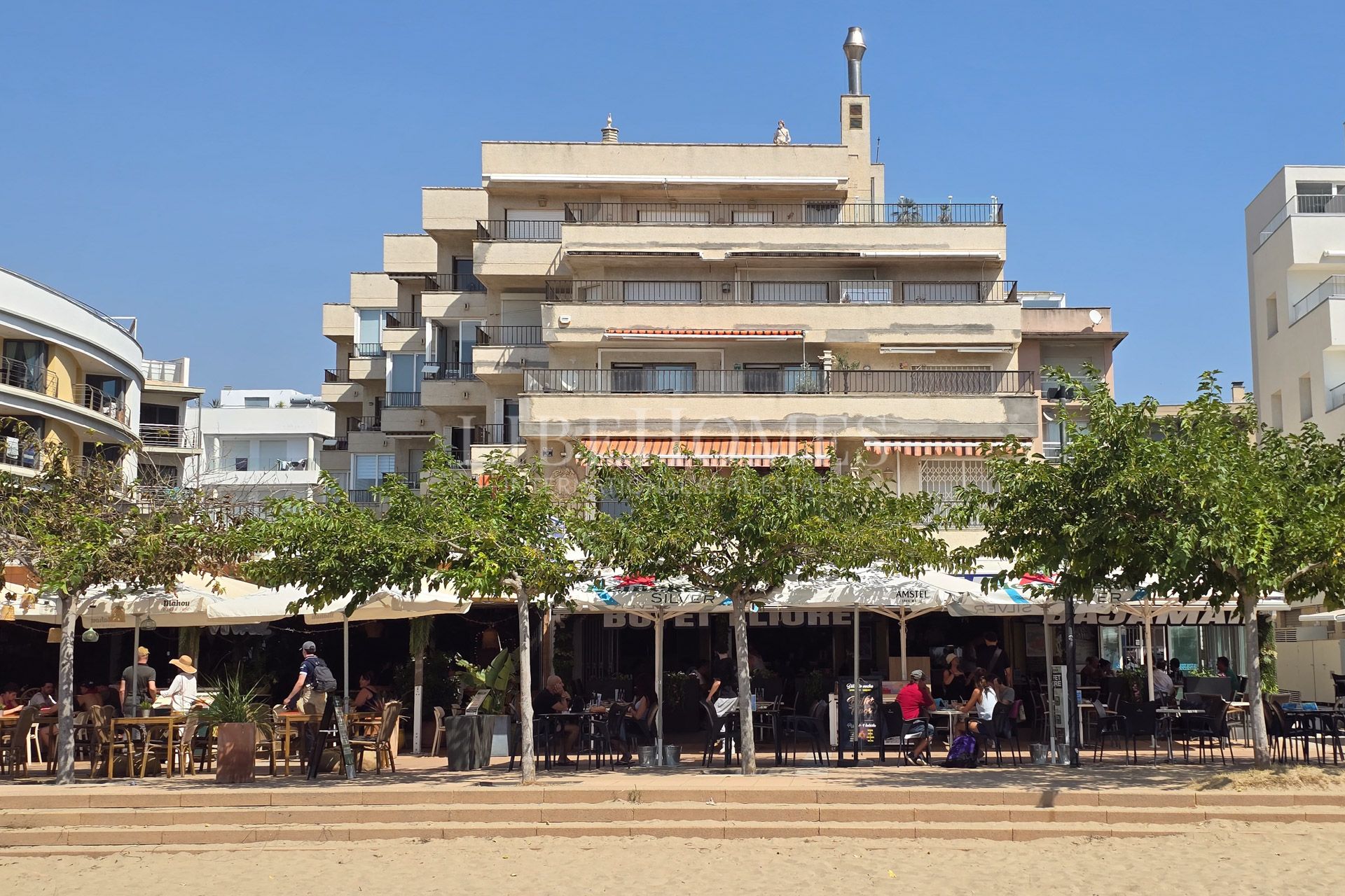 Apartment on the beachfront in Roses, with beautiful sea views