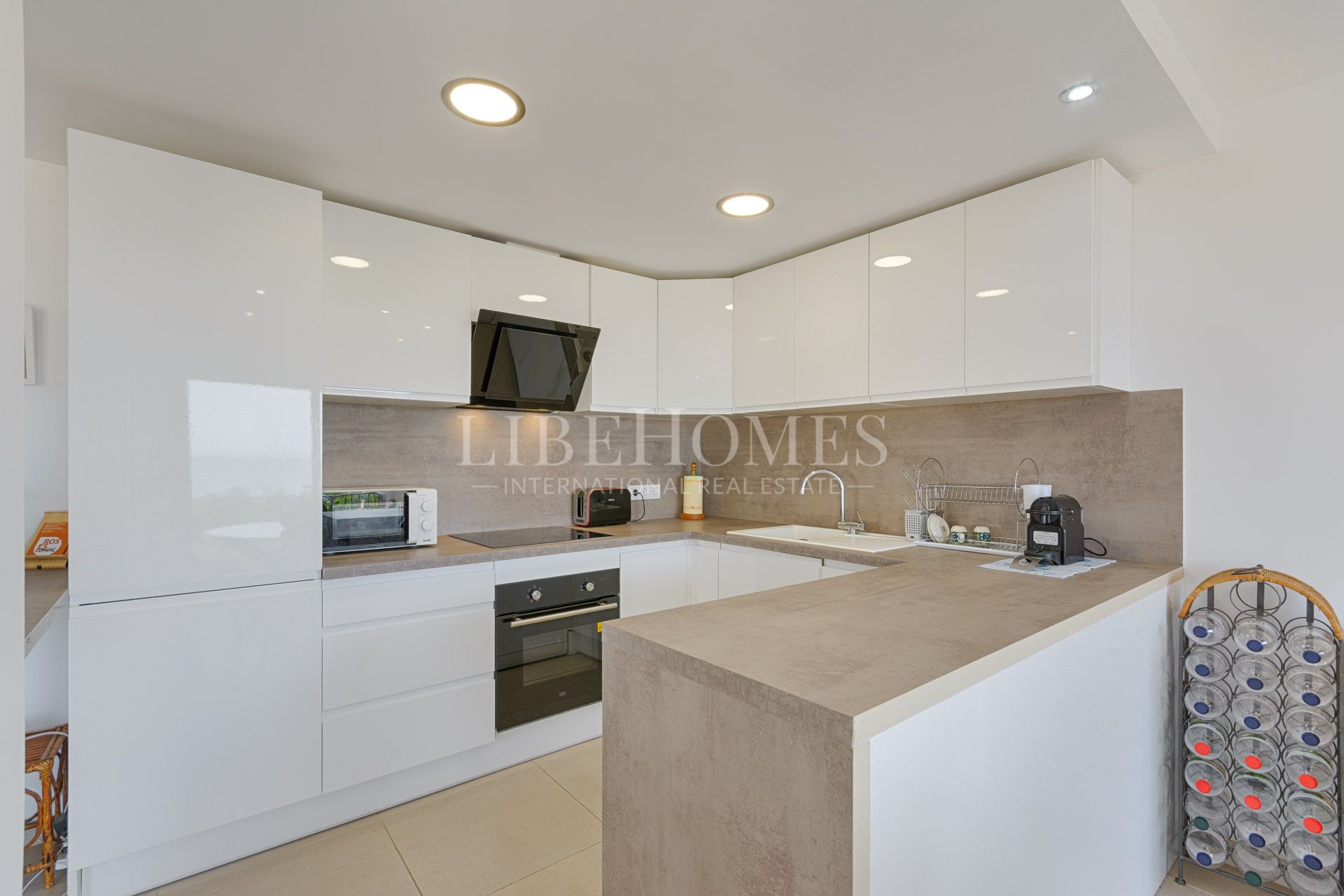 Apartment on the beachfront in Roses, with beautiful sea views