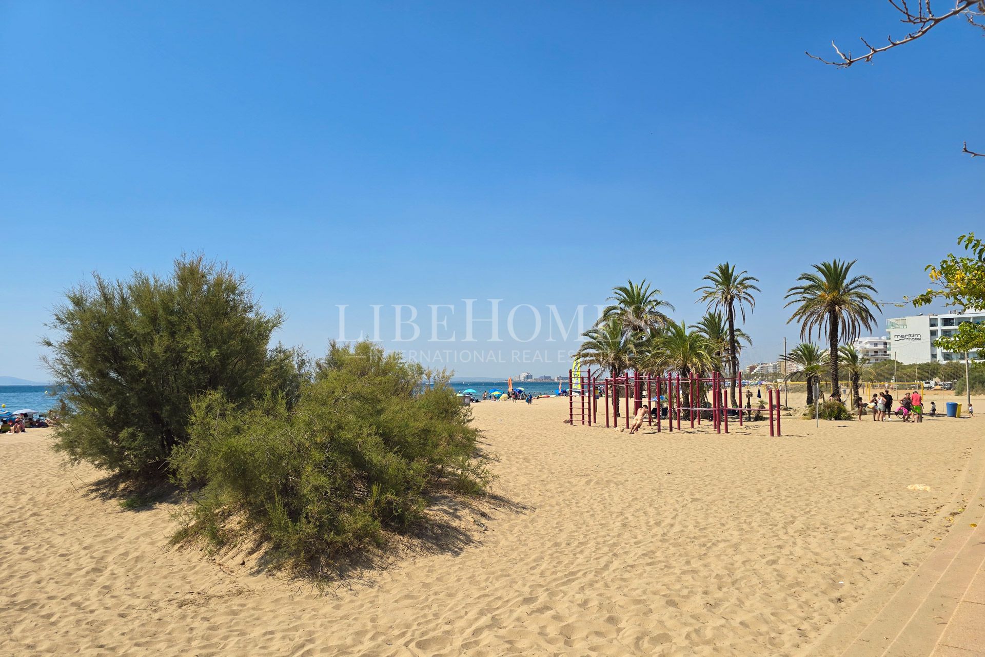 Apartment on the beachfront in Roses, with beautiful sea views