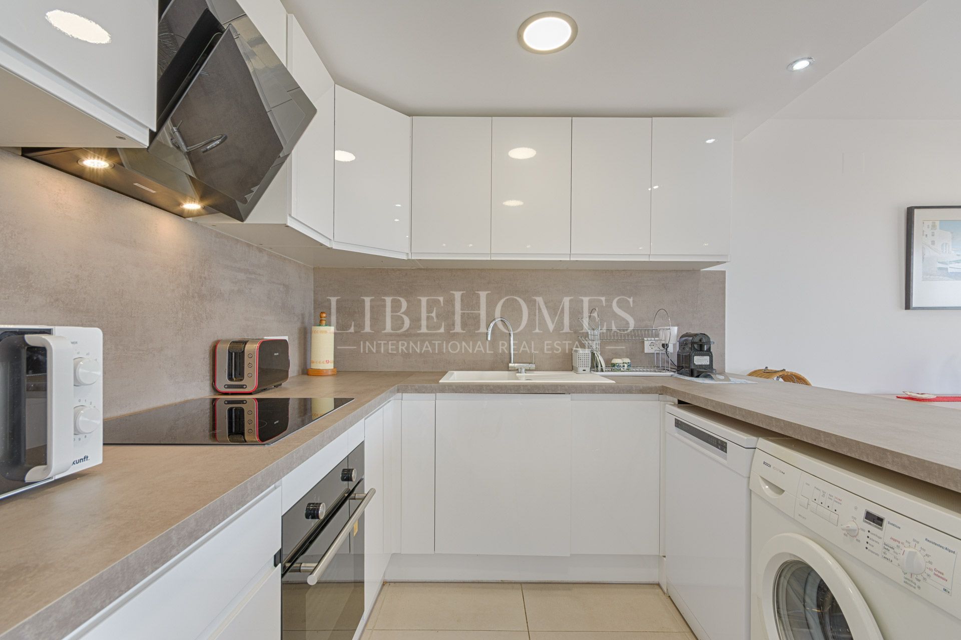 Apartment on the beachfront in Roses, with beautiful sea views