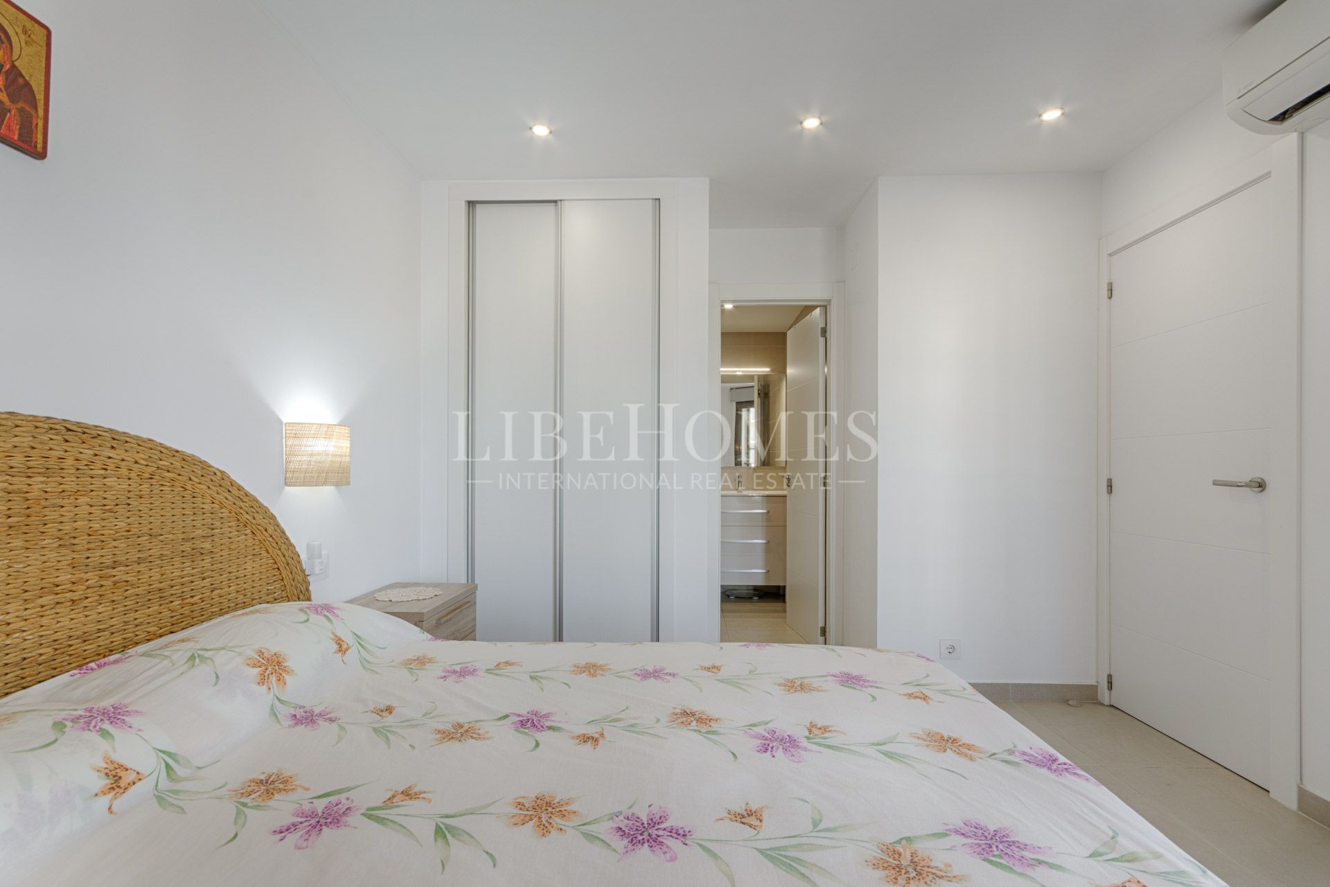 Apartment on the beachfront in Roses, with beautiful sea views