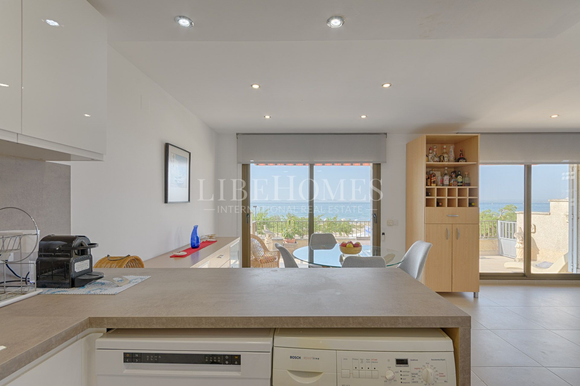 Apartment on the beachfront in Roses, with beautiful sea views