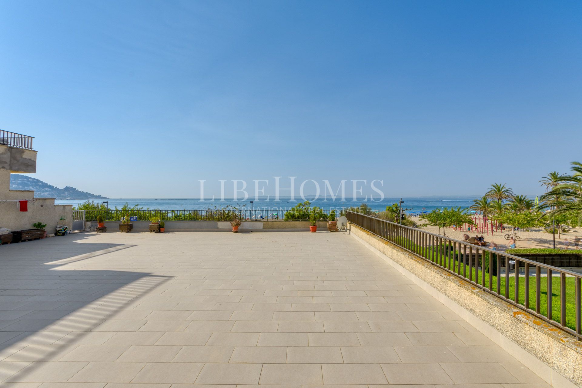 Apartment on the beachfront in Roses, with beautiful sea views