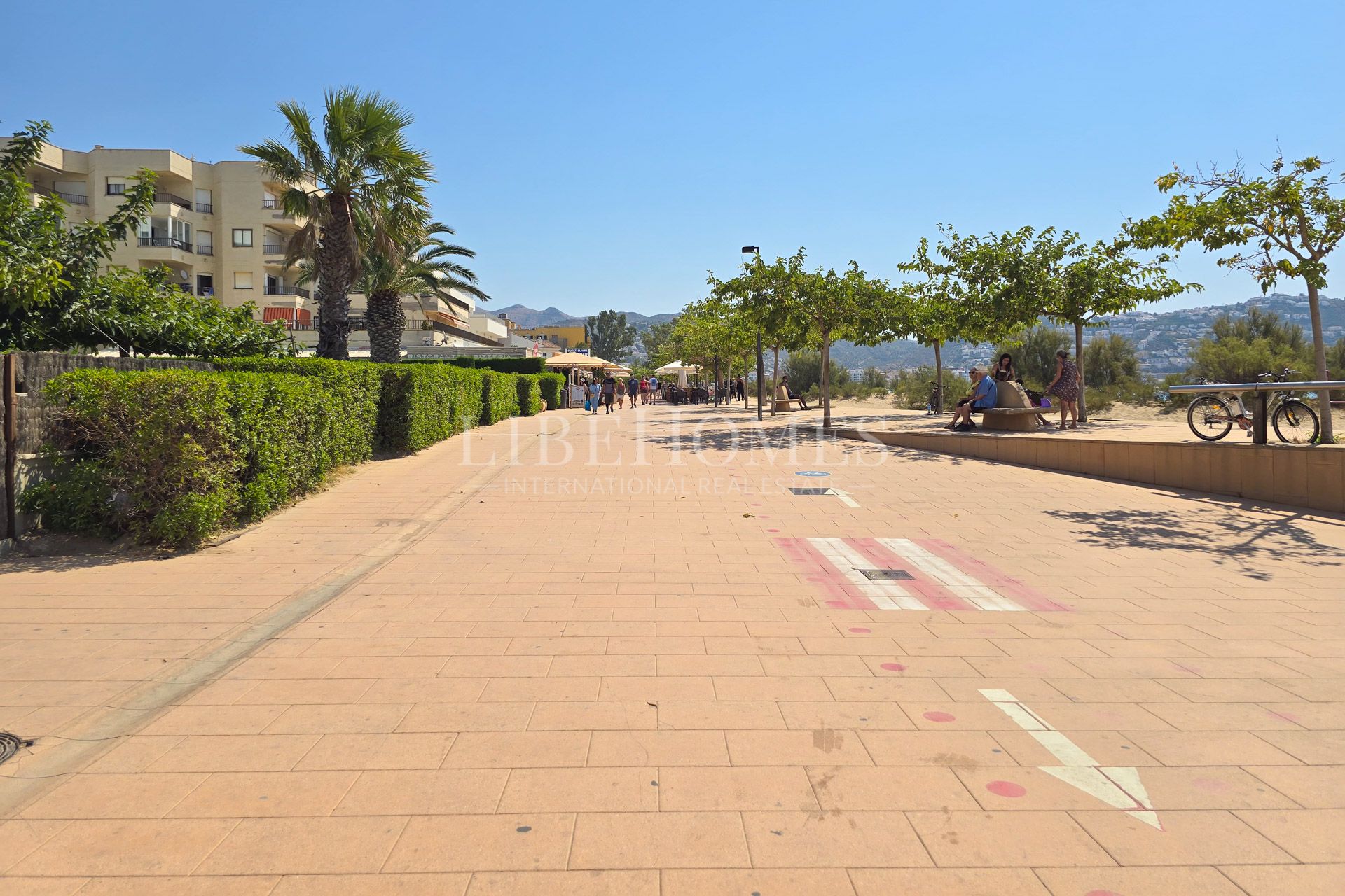 Apartment on the beachfront in Roses, with beautiful sea views