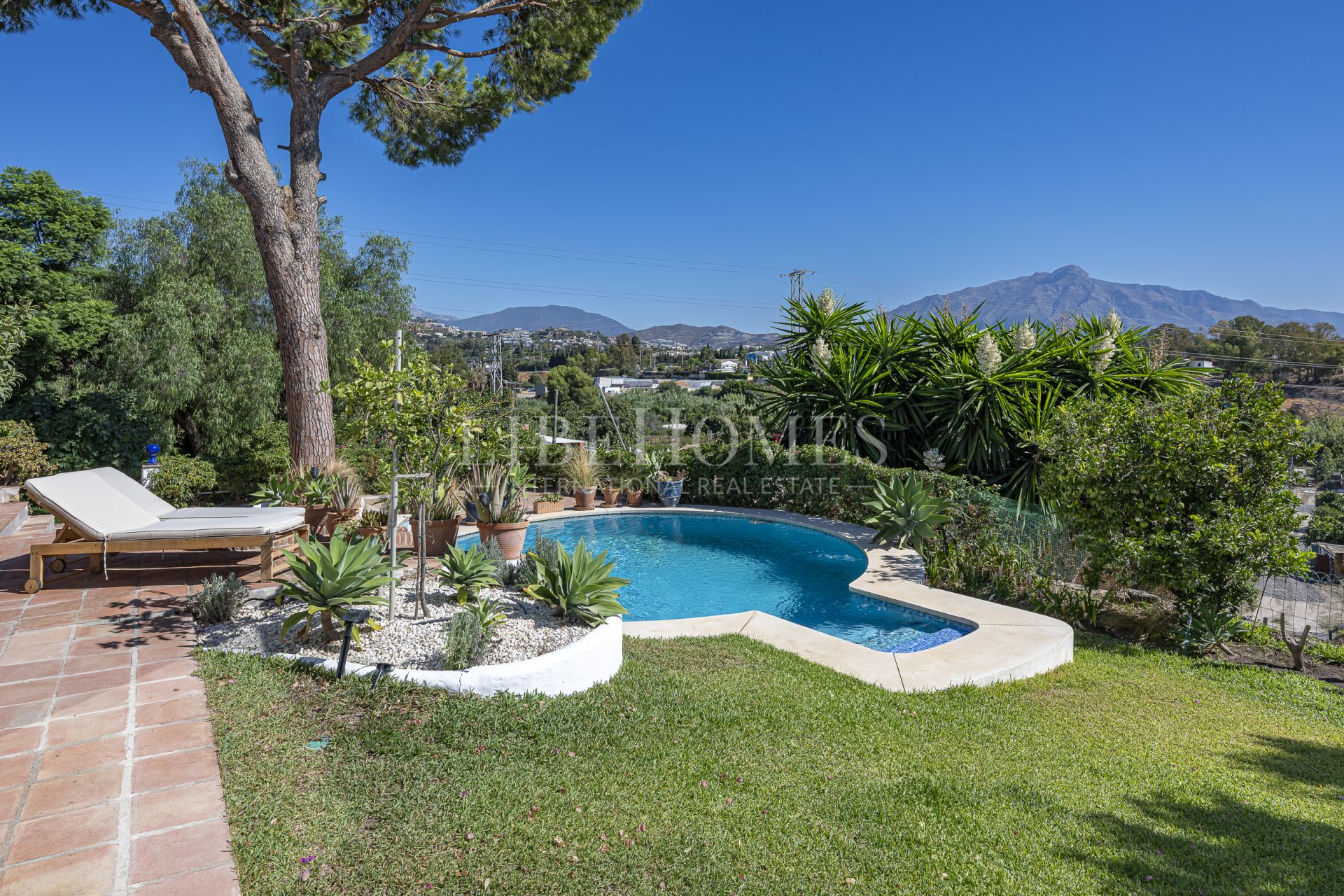 Villa with beautiful panoramic views in Guadalmina Alta, Marbella