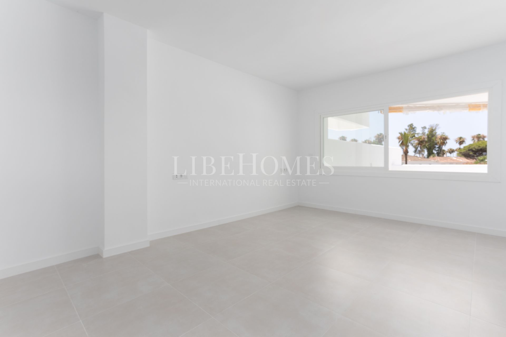 Beachfront apartment with spectacular sea views in Guadalmina Baja