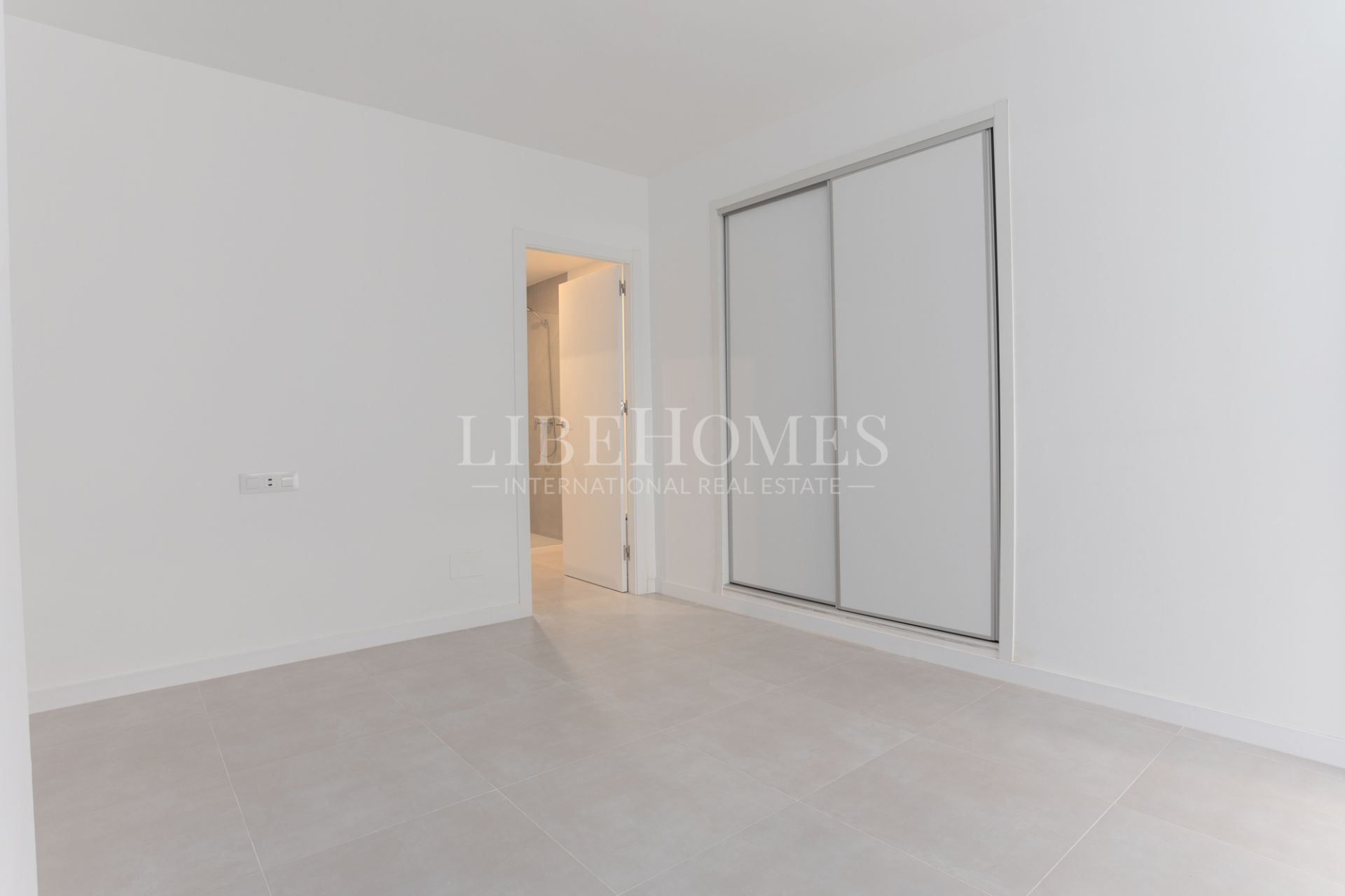 Beachfront apartment with spectacular sea views in Guadalmina Baja