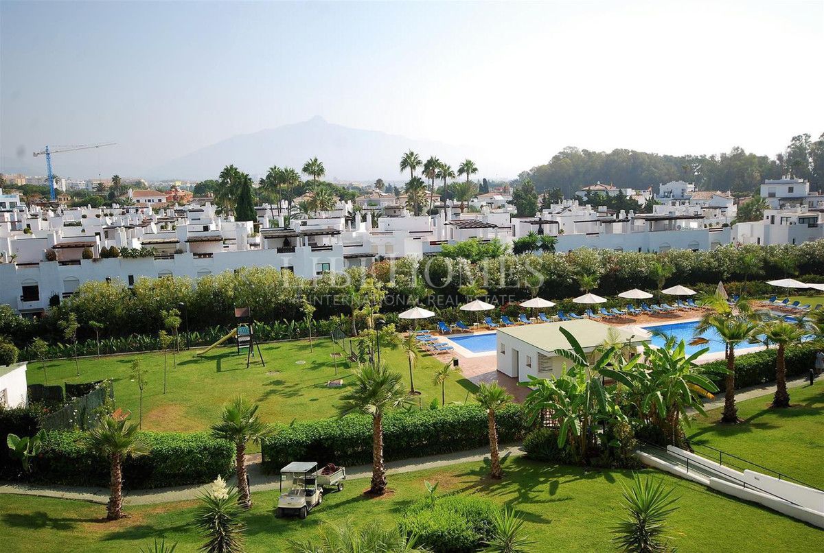 Beachfront apartment with spectacular sea views in Guadalmina Baja