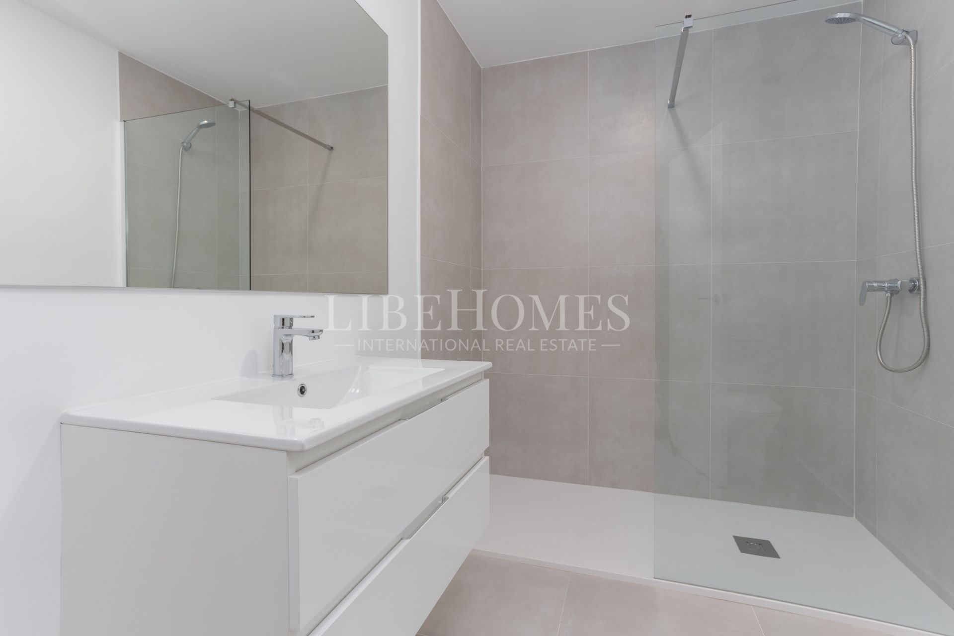 Beachfront apartment with spectacular sea views in Guadalmina Baja