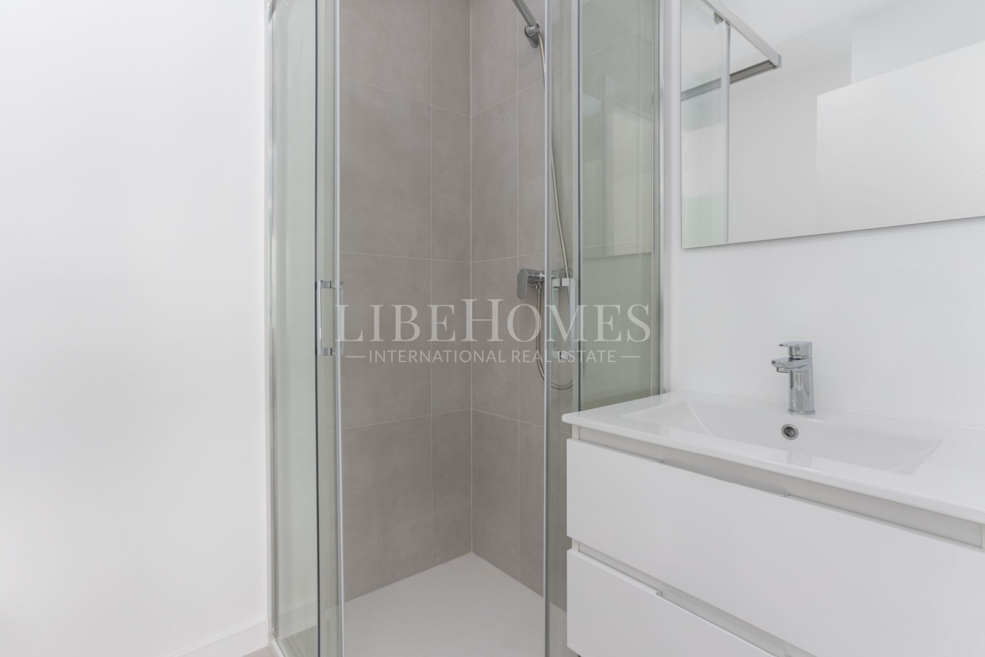 Beachfront apartment with spectacular sea views in Guadalmina Baja