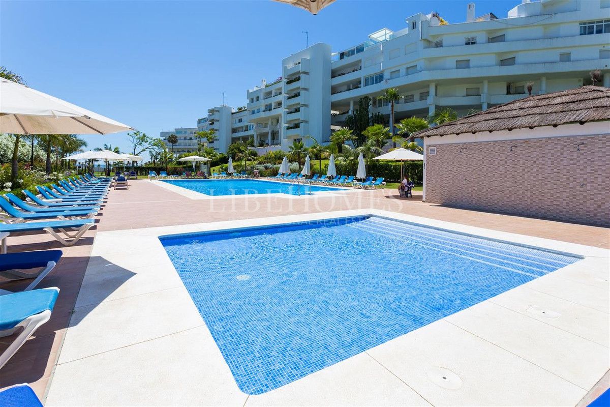 Beachfront apartment with spectacular sea views in Guadalmina Baja