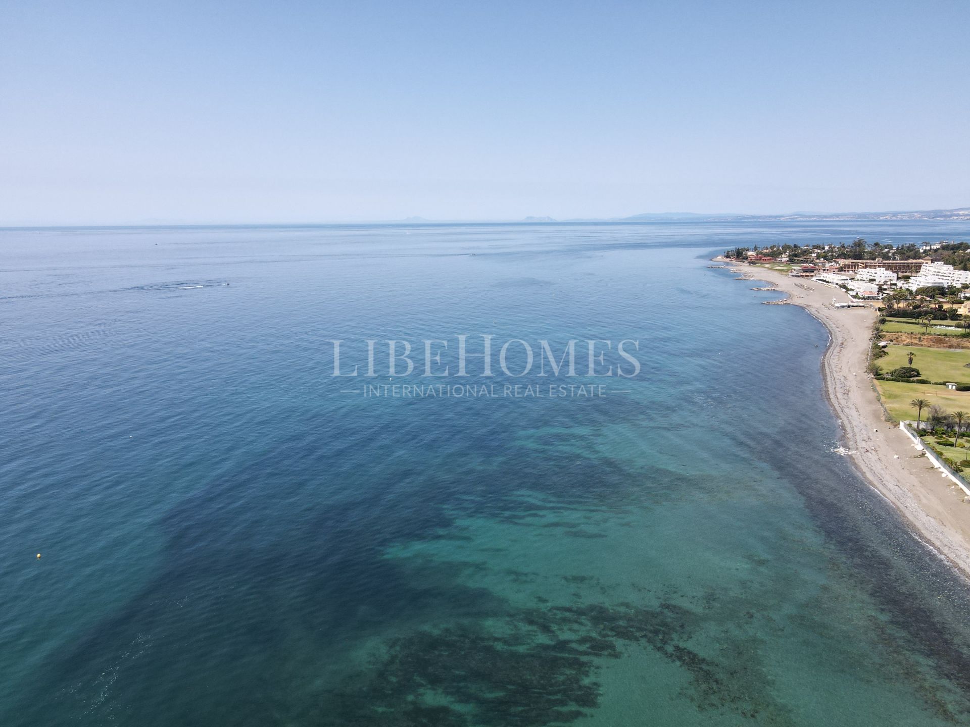 Beachfront apartment with spectacular sea views in Guadalmina Baja