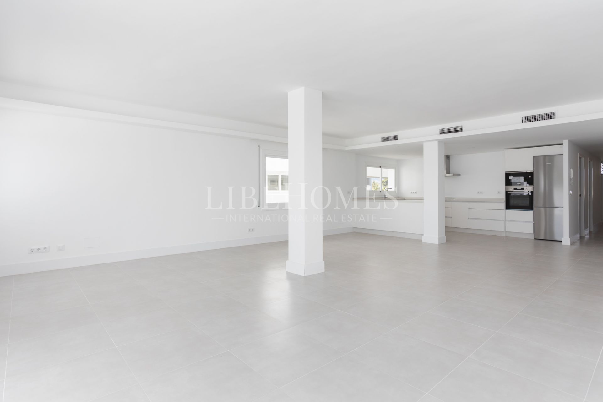 Beachfront apartment with spectacular sea views in Guadalmina Baja