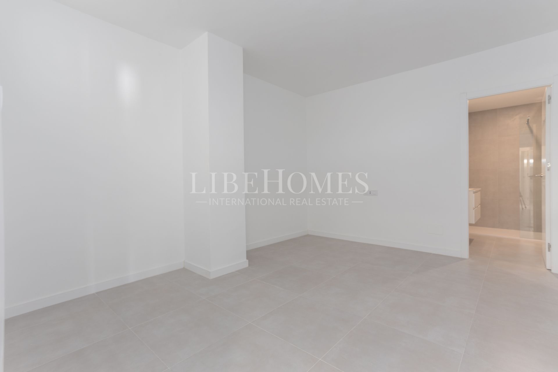 Beachfront apartment with spectacular sea views in Guadalmina Baja