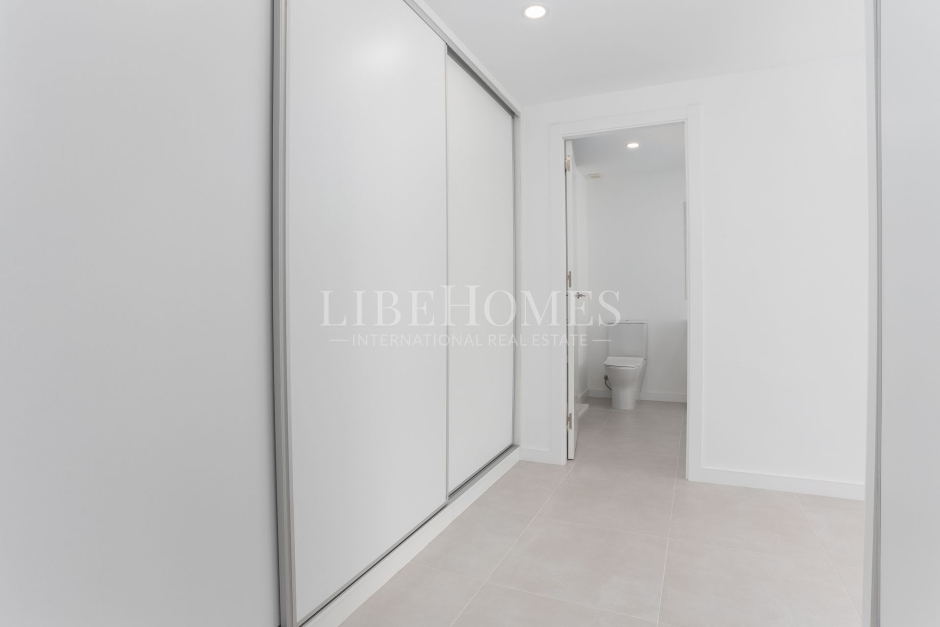 Beachfront apartment with spectacular sea views in Guadalmina Baja