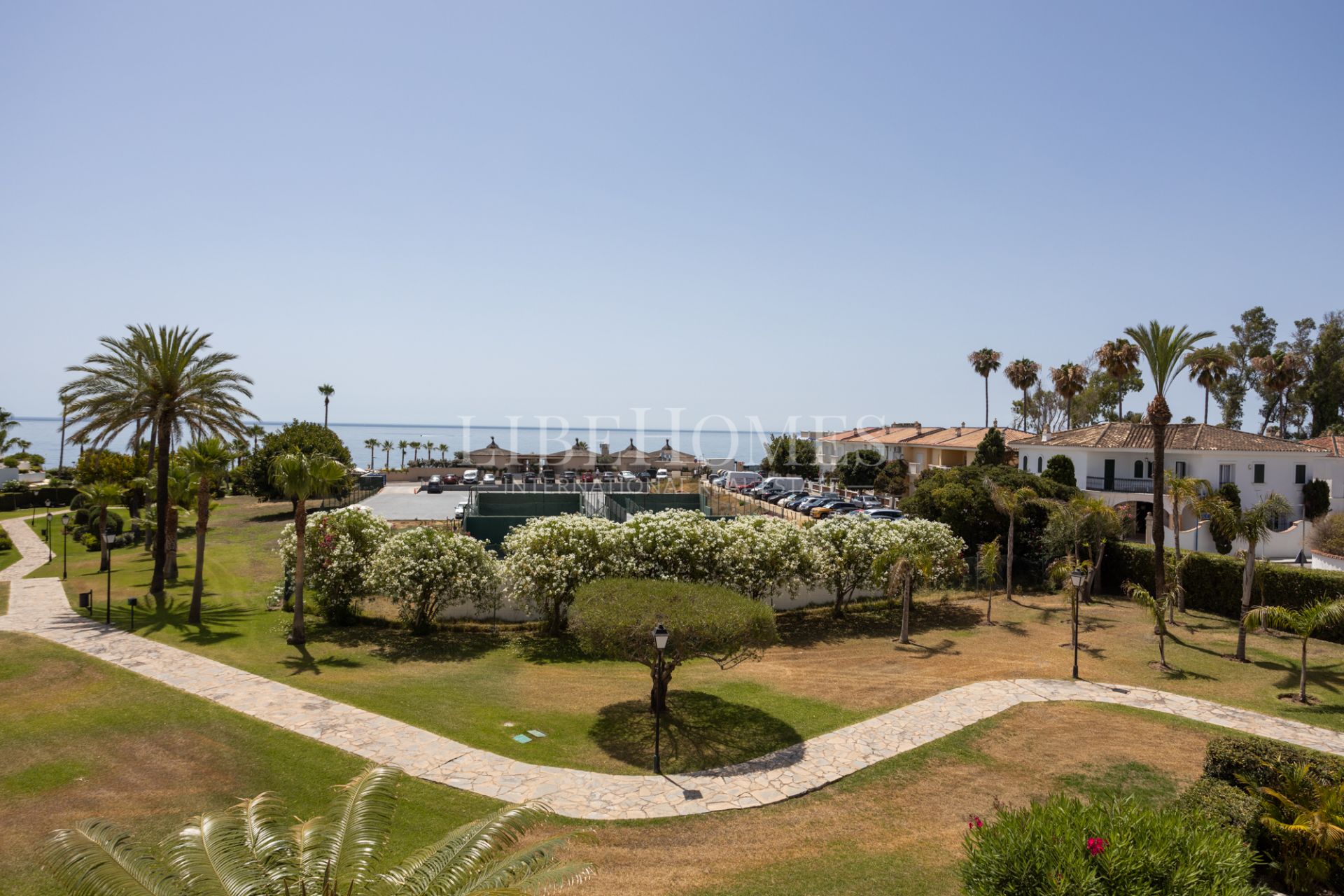 Beachfront apartment with spectacular sea views in Guadalmina Baja