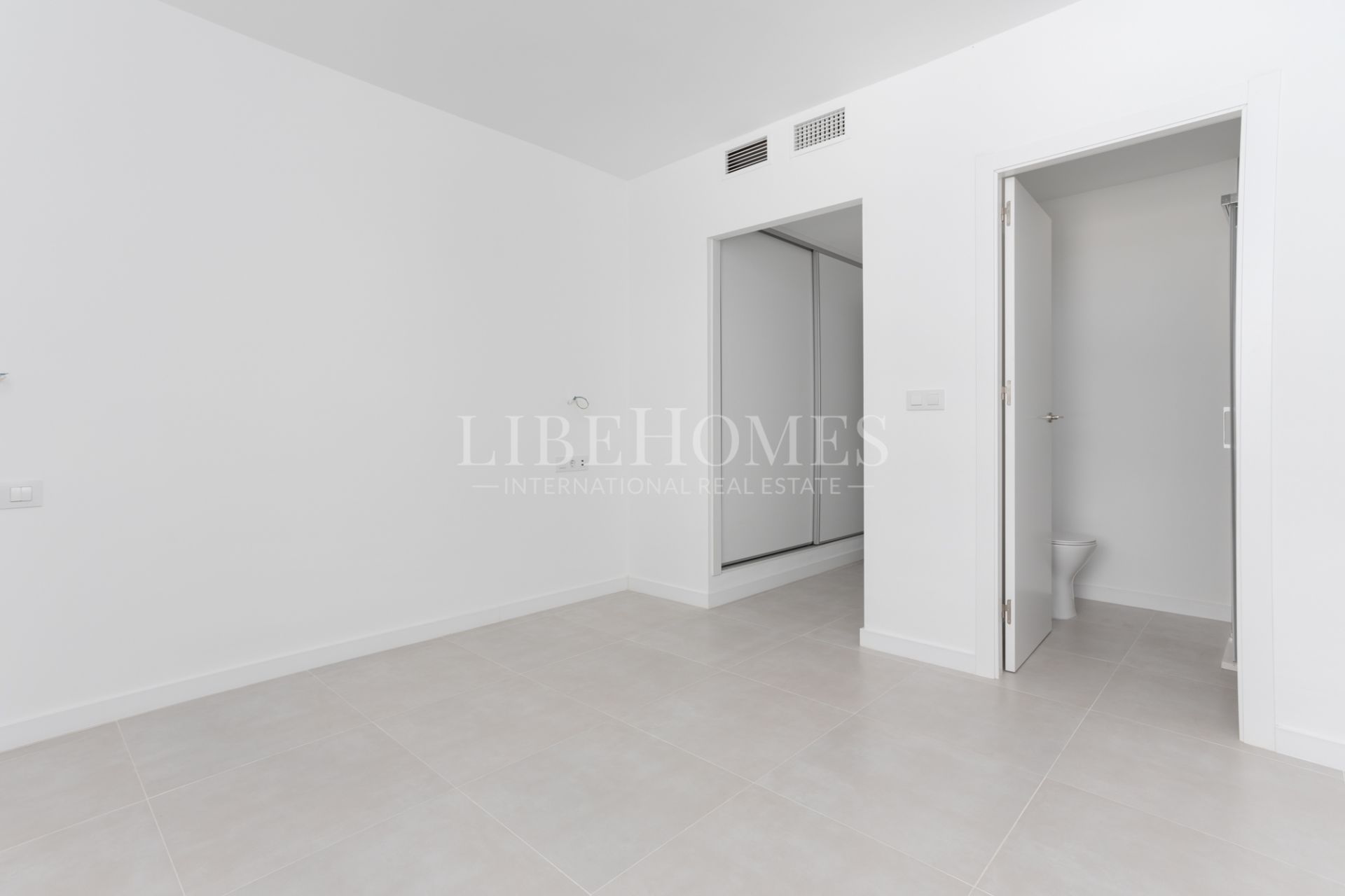 Beachfront apartment with spectacular sea views in Guadalmina Baja