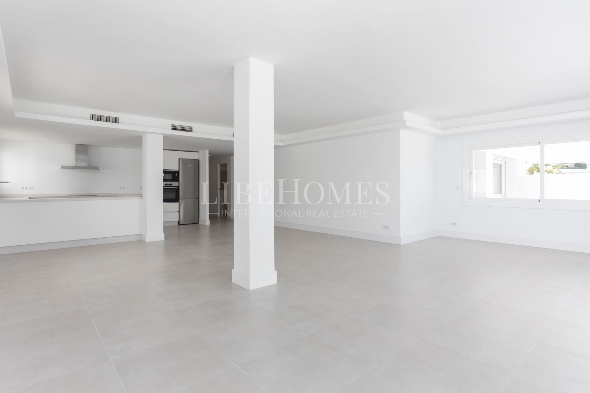 Beachfront apartment with spectacular sea views in Guadalmina Baja