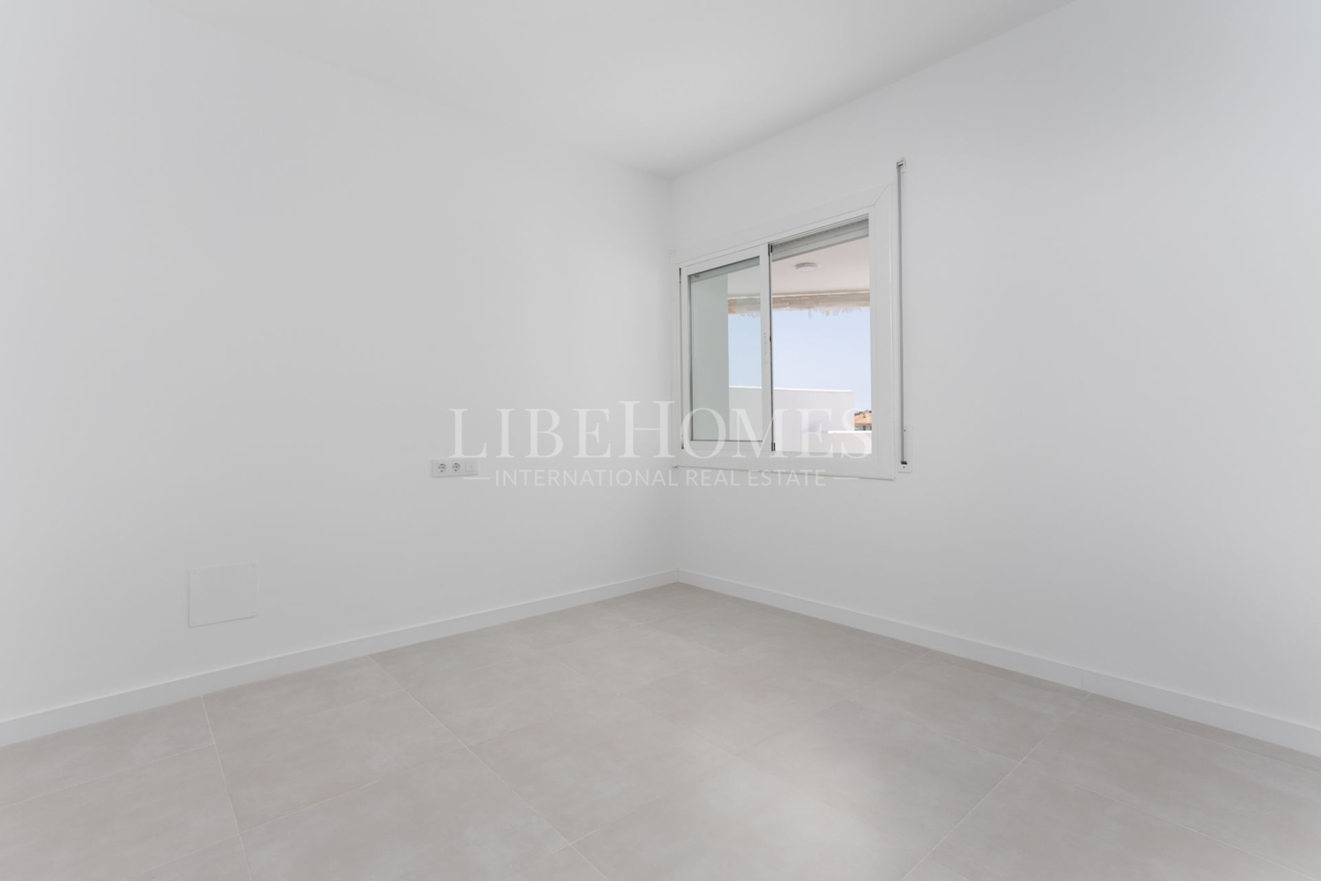 Beachfront apartment with spectacular sea views in Guadalmina Baja