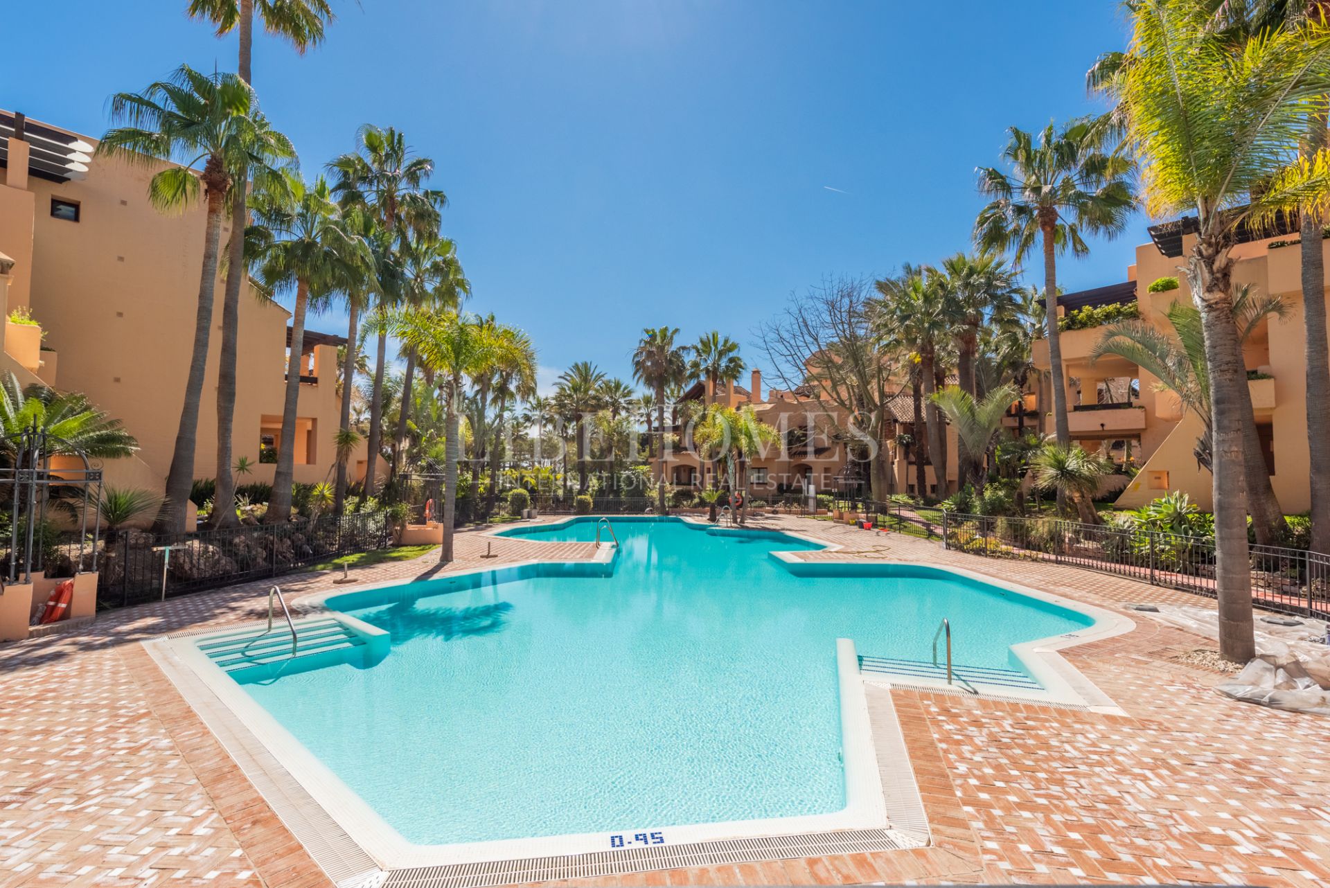 Spectacular beachfront penthouse in San Pedro de Alcántara, Marbella