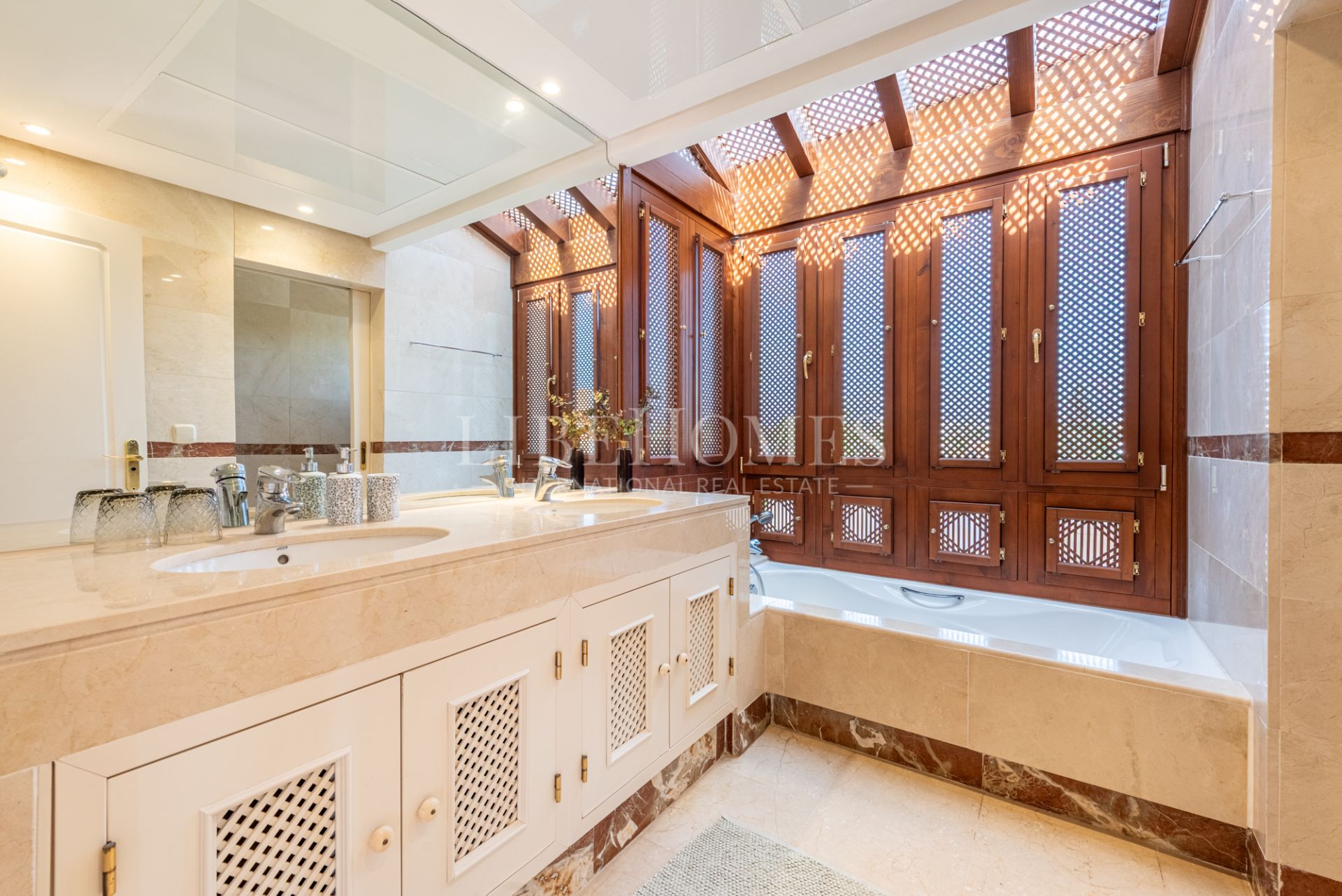 Spectacular beachfront penthouse in San Pedro de Alcántara, Marbella