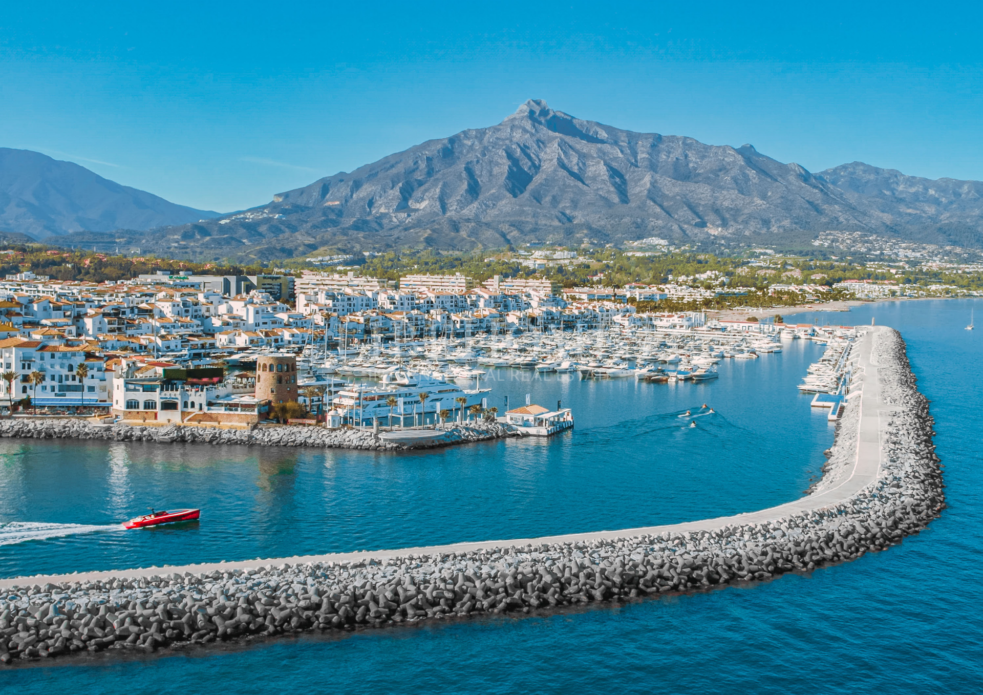 Contemporary villa with panoramic sea views in El Madroñal, Benahavis