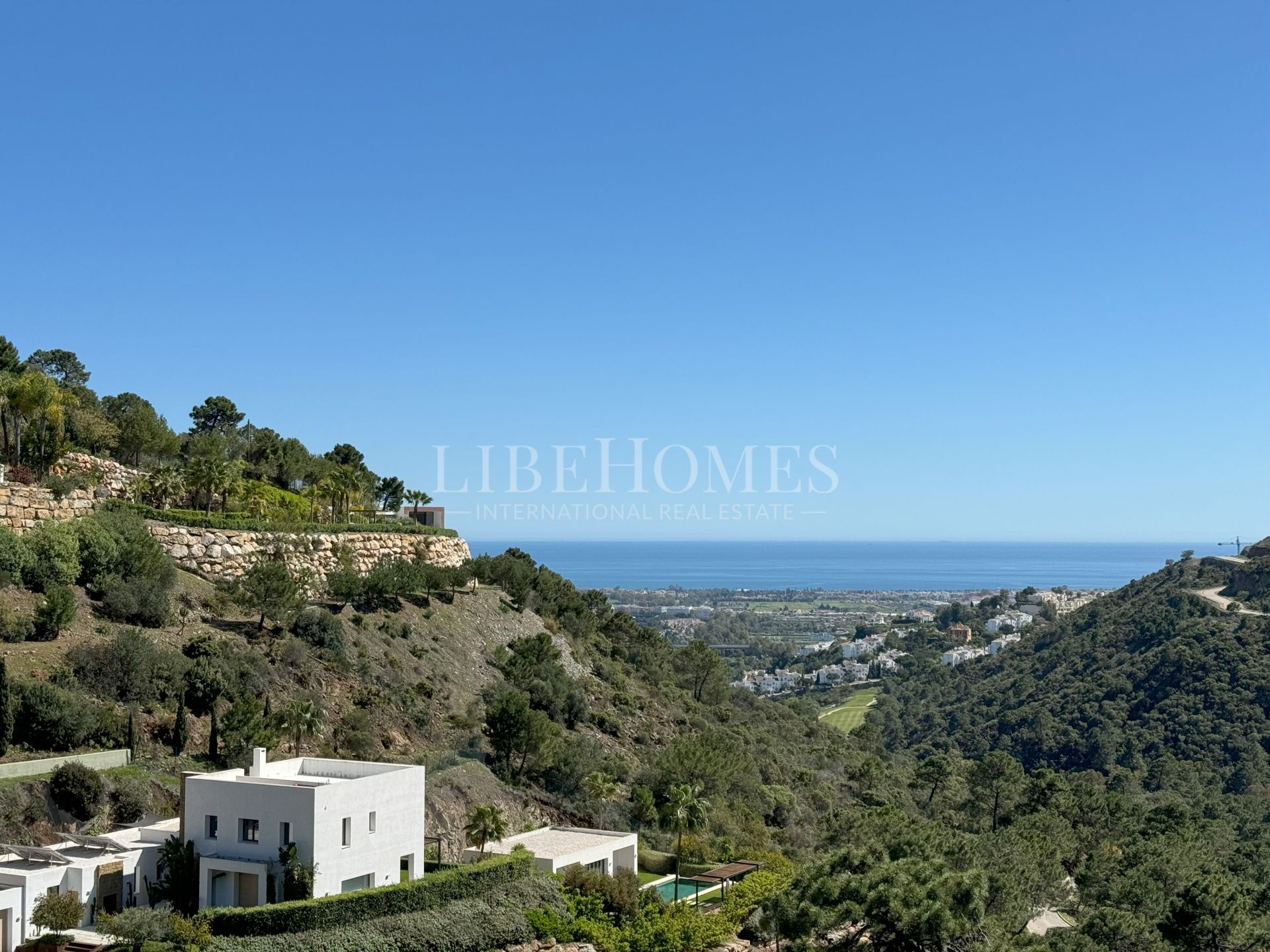 Contemporary villa with panoramic sea views in El Madroñal, Benahavis