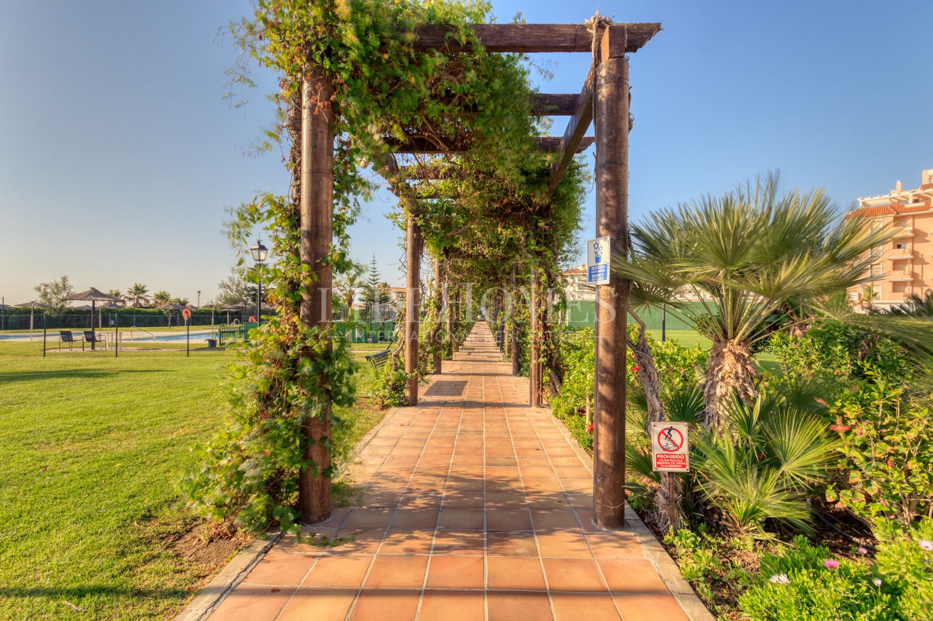 Beach frontline apartment sea views for sale in Manilva beach