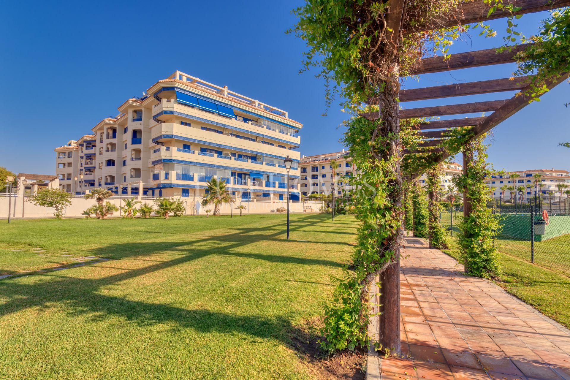 Beach frontline apartment sea views for sale in Manilva beach