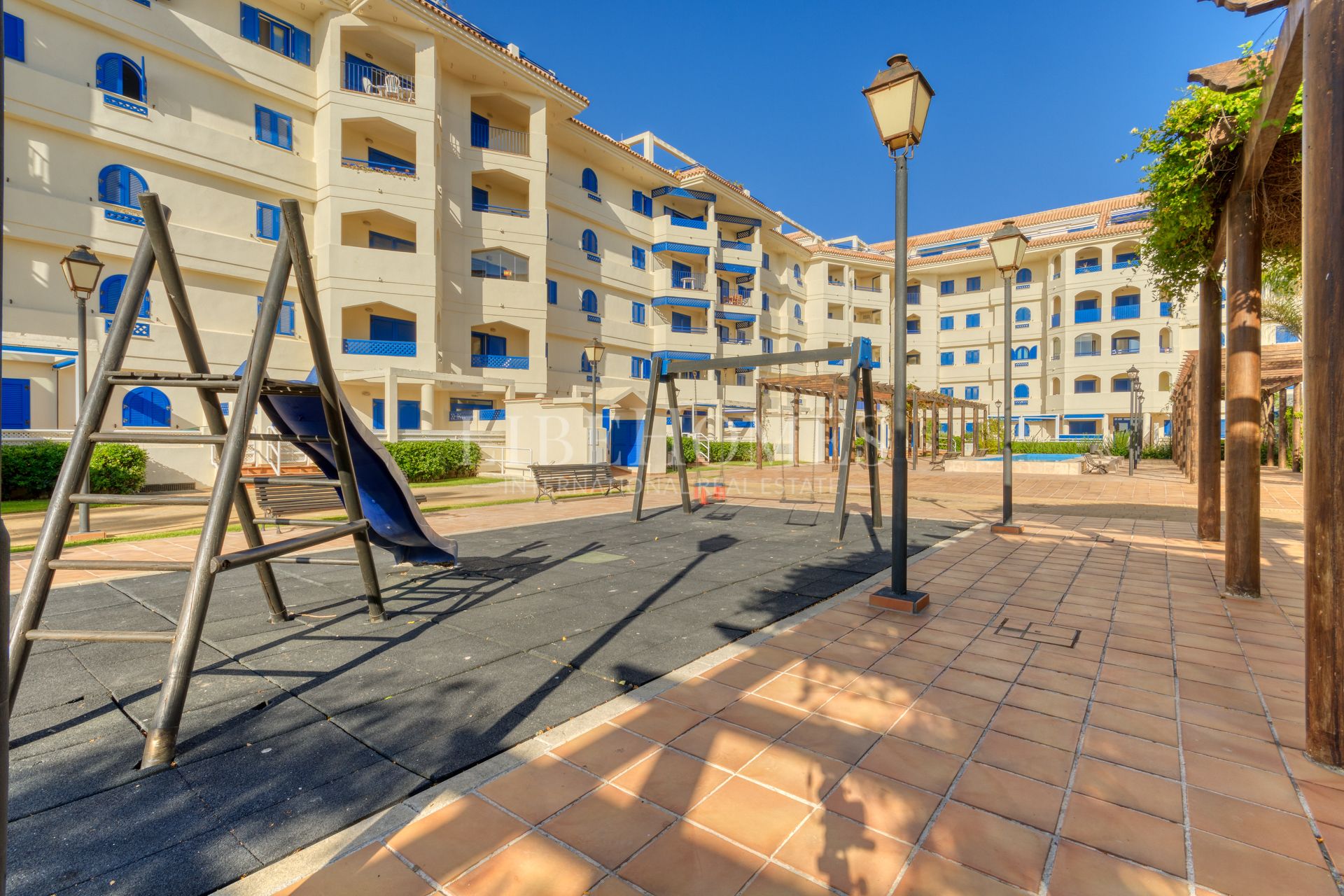 Beach frontline apartment sea views for sale in Manilva beach