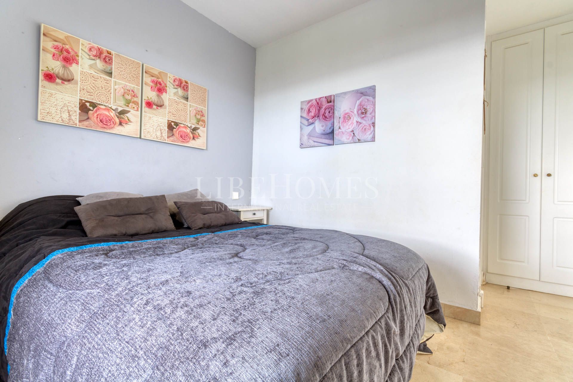 Beach frontline apartment sea views for sale in Manilva beach