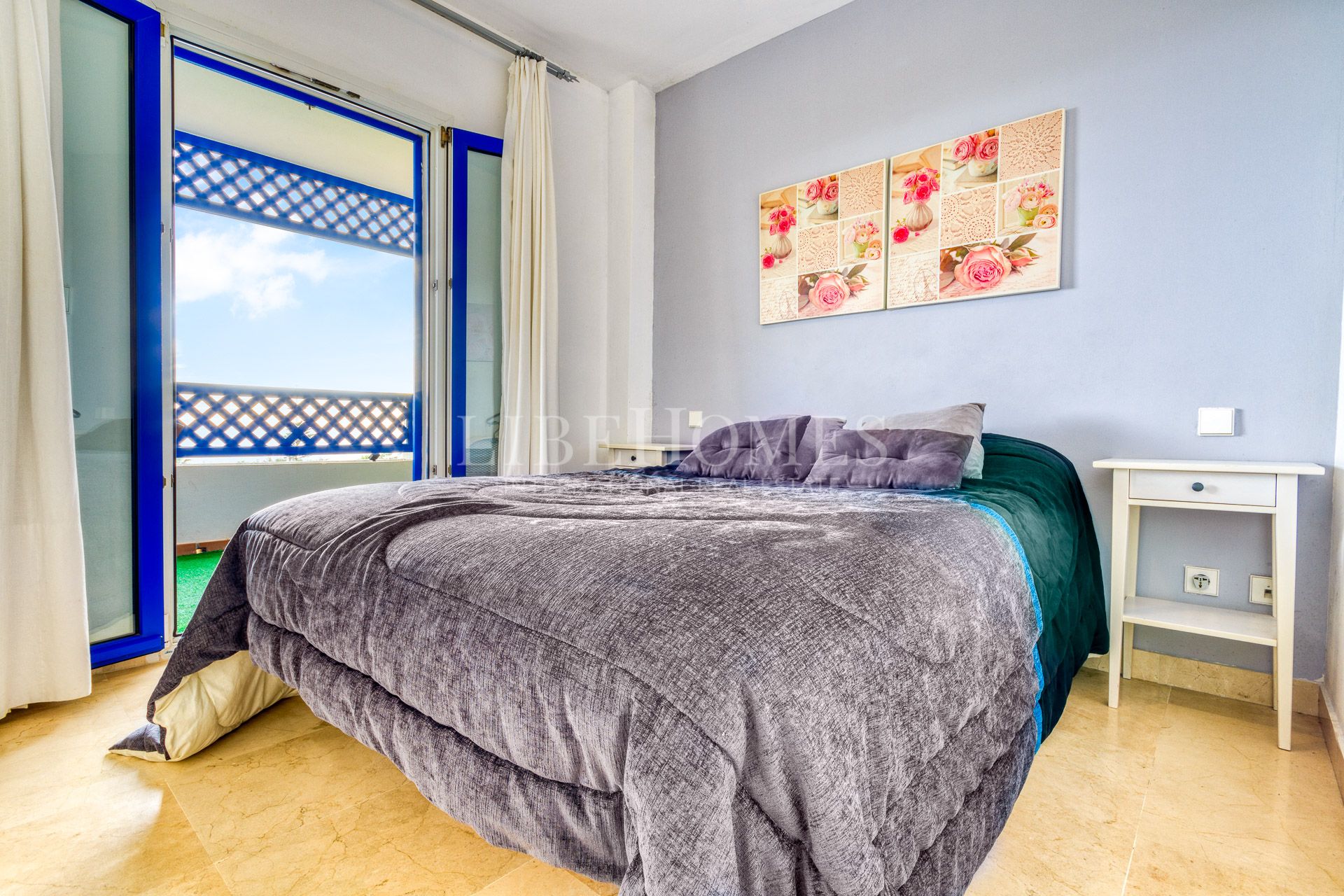 Beach frontline apartment sea views for sale in Manilva beach