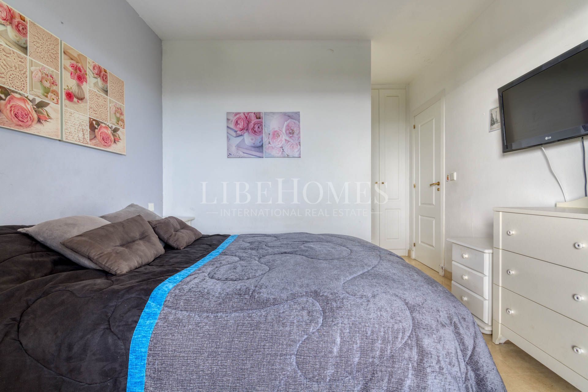 Beach frontline apartment sea views for sale in Manilva beach