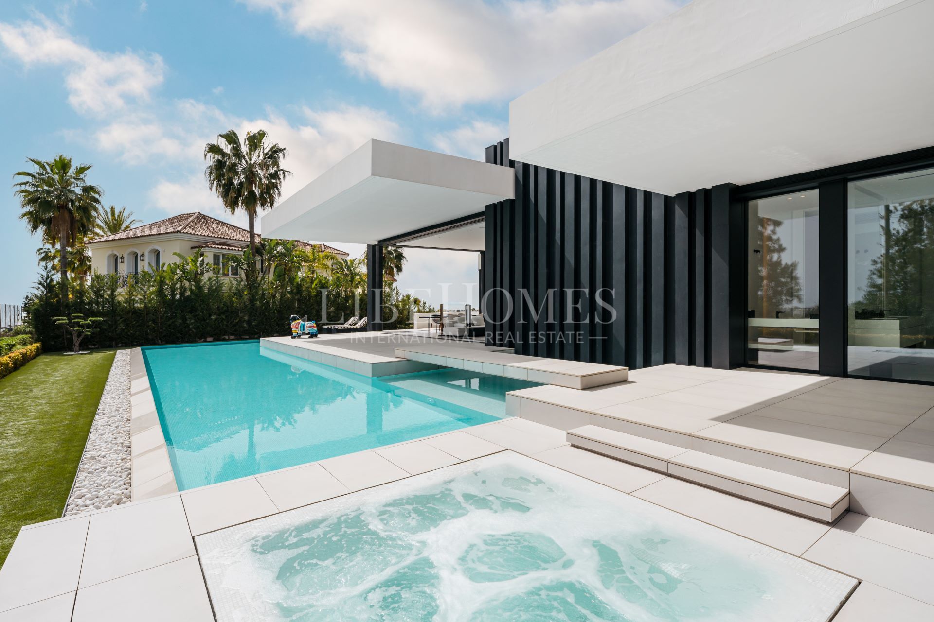 Villa for sale in La Alqueria, Benahavis