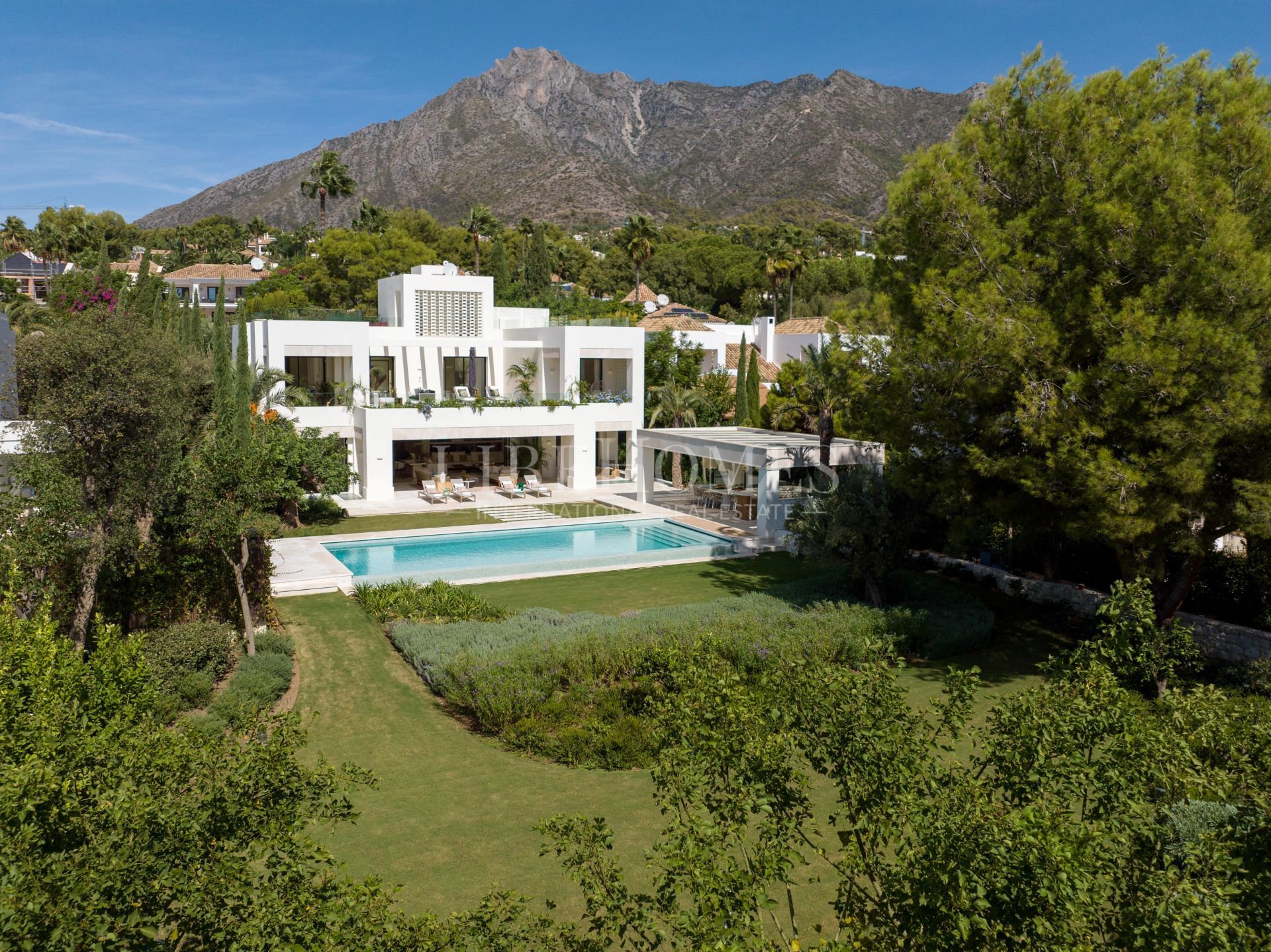 Villa en venta en Altos Reales, Marbella Milla de Oro