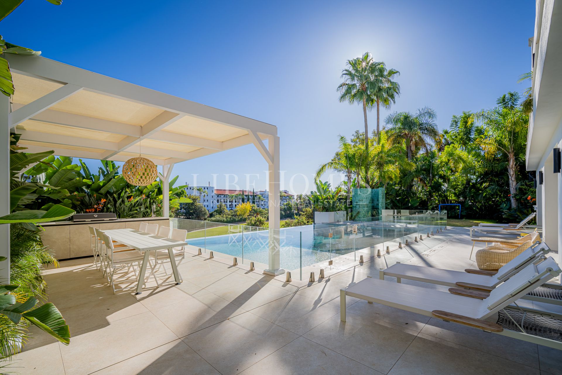 Villa en venta en El Herrojo, Benahavis