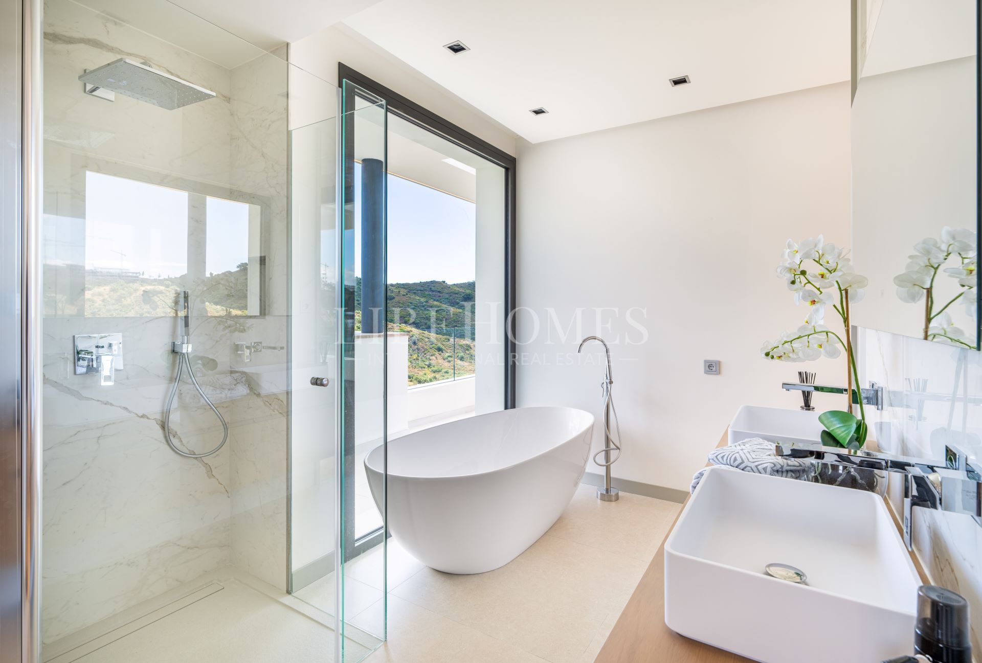 Modern villa with stunning sea views in Lomas de la Quinta, Benahavis