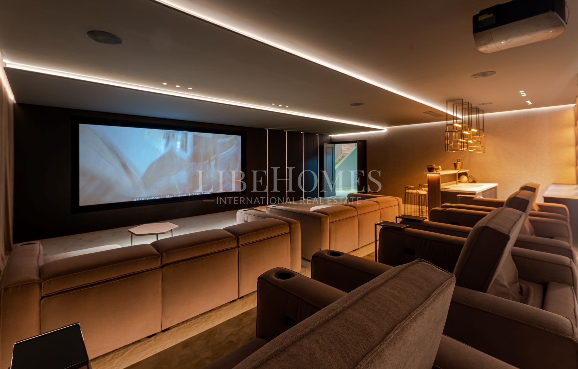 Gran villa con vistas al mar en El Herrojo Alto, Benahavis, Marbella