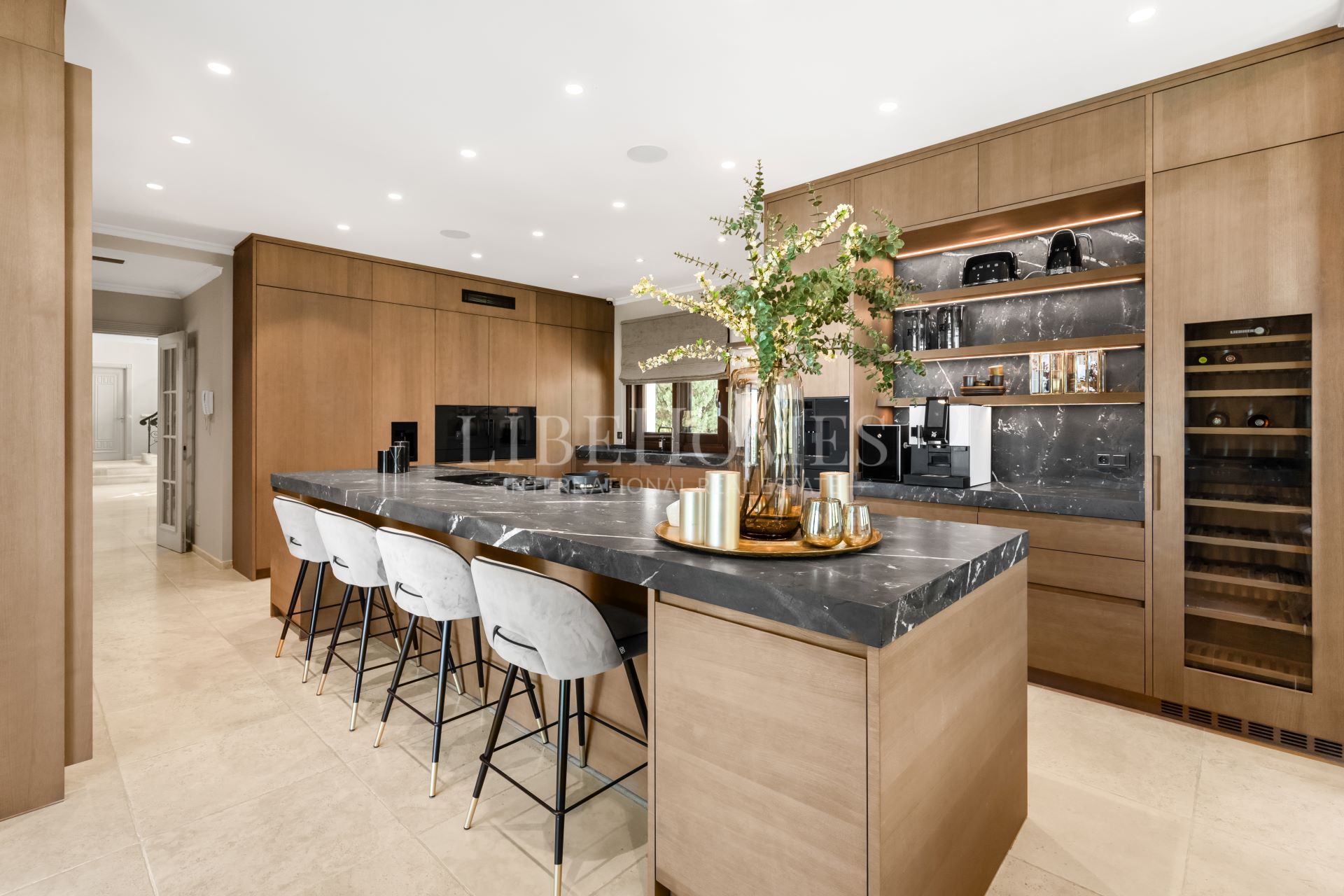 Gran villa con vistas al mar en El Herrojo Alto, Benahavis, Marbella