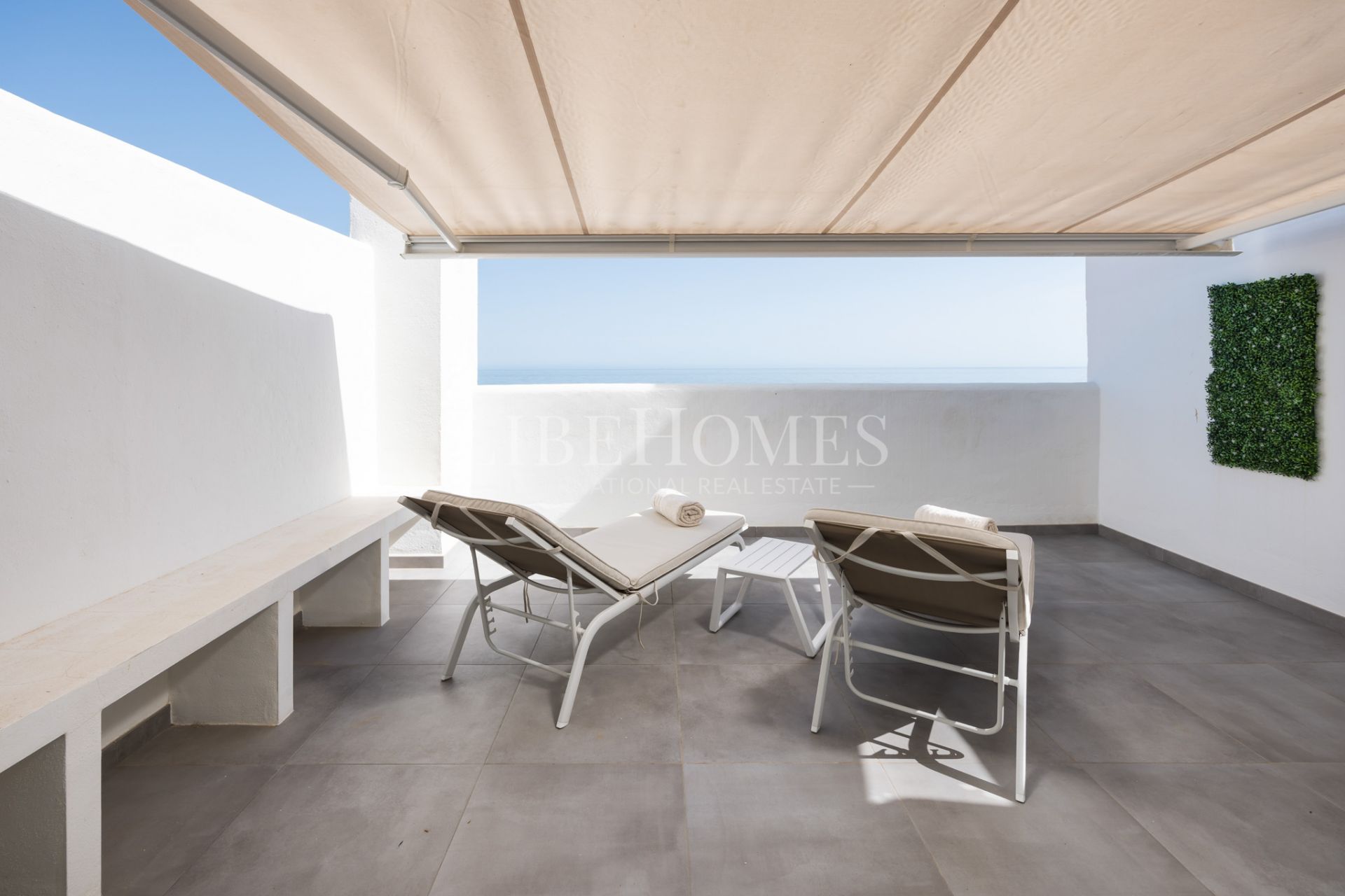 Beachfront townhouse in El Saladillo beach, New Golden Mile, Estepona